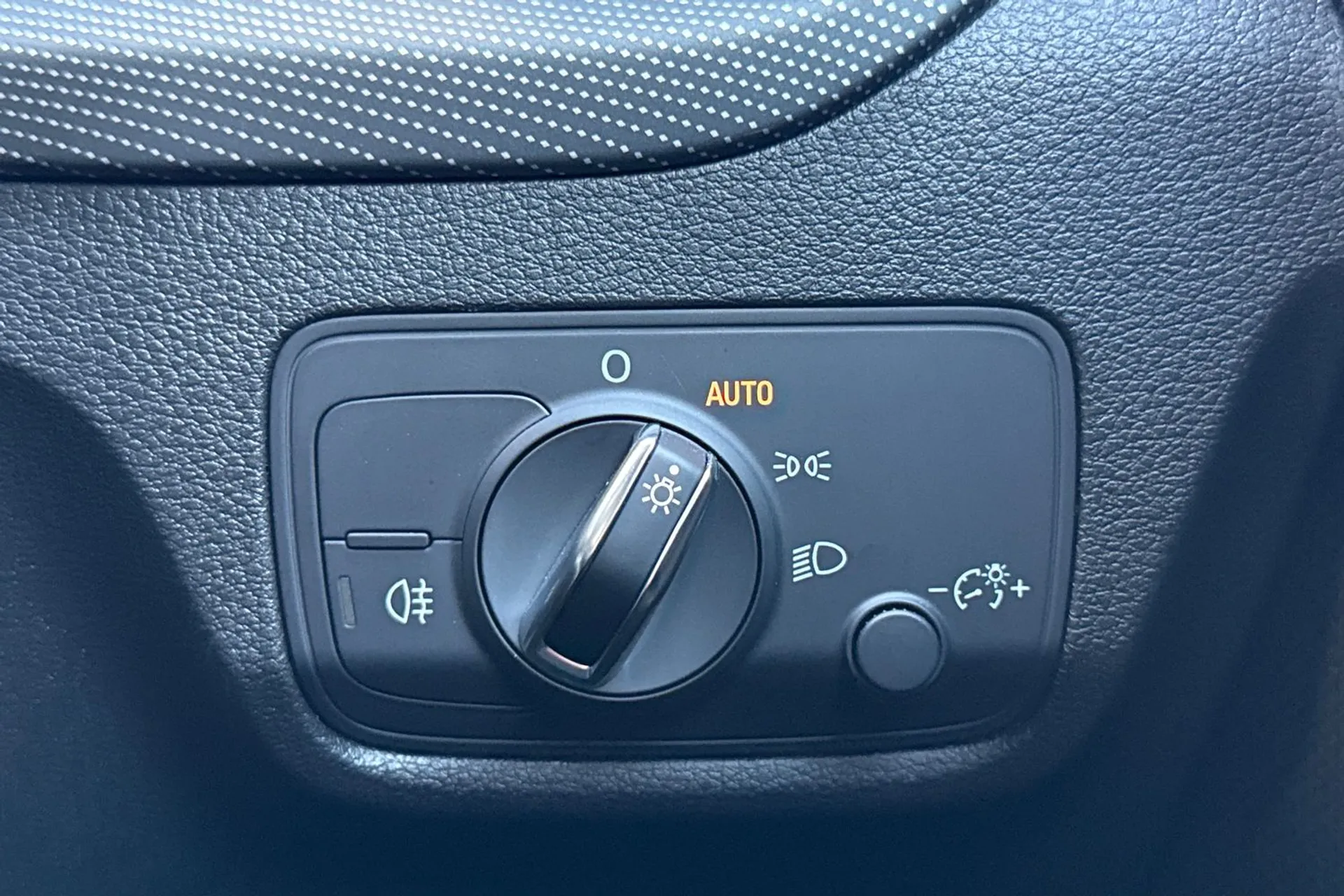 Audi Q2 thumbnail image number 28