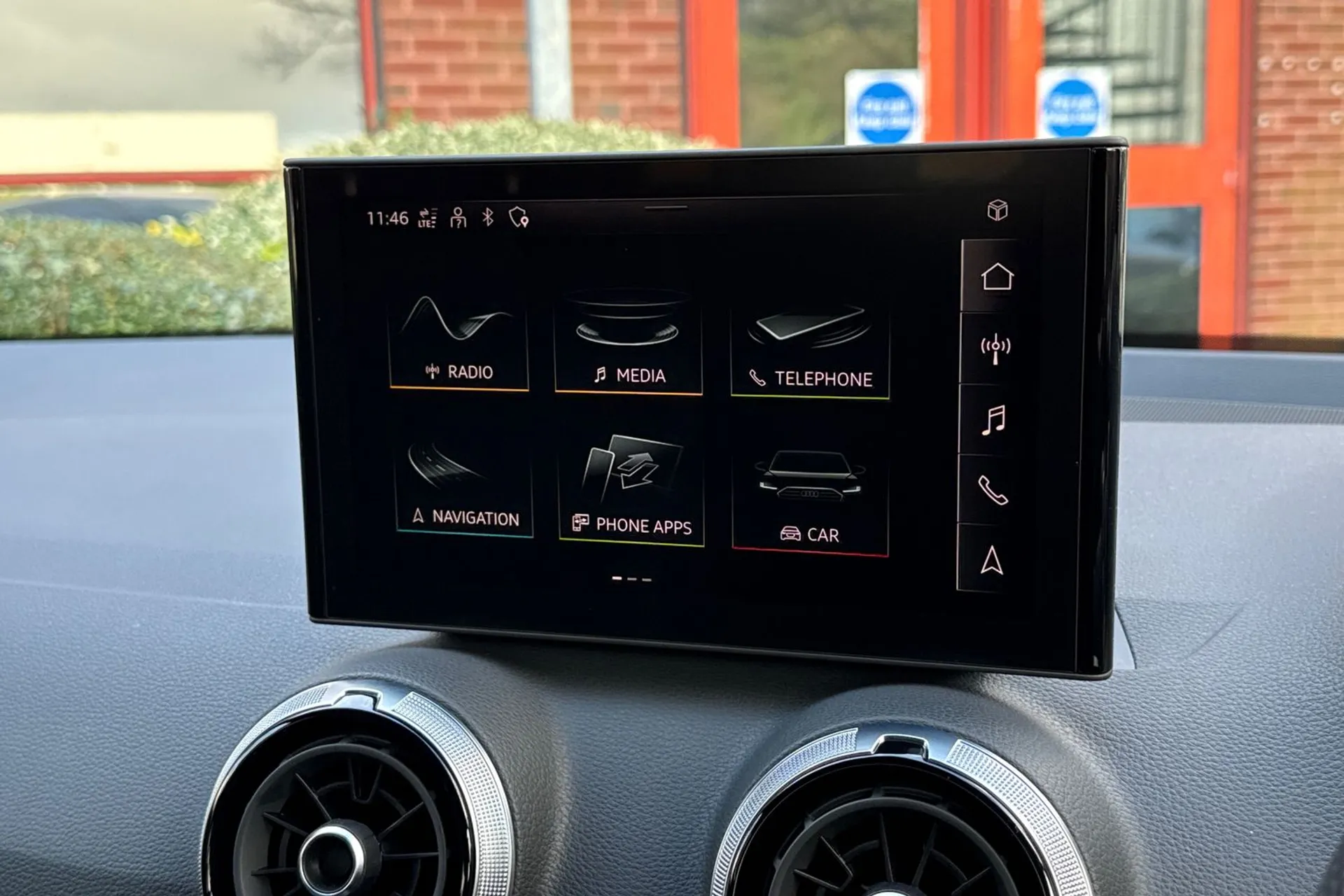 Audi Q2 thumbnail image number 17