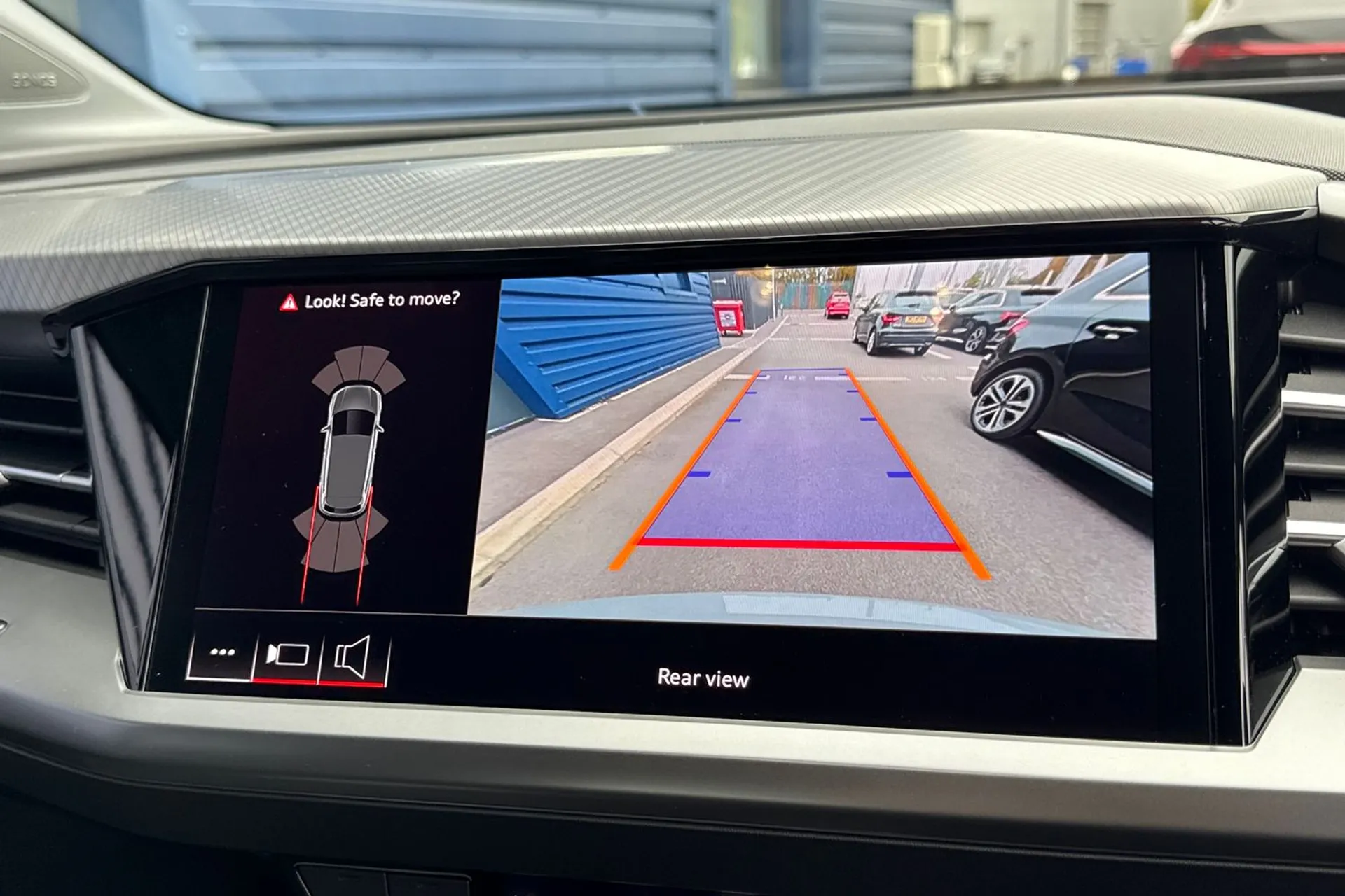 Audi Q4 thumbnail image number 5