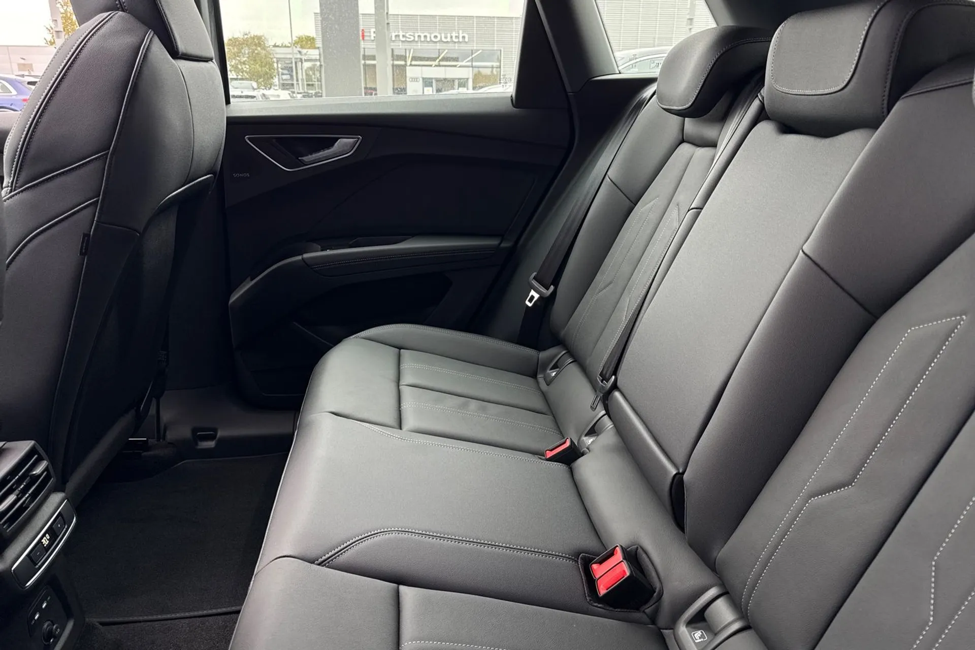 Audi Q4 thumbnail image number 32