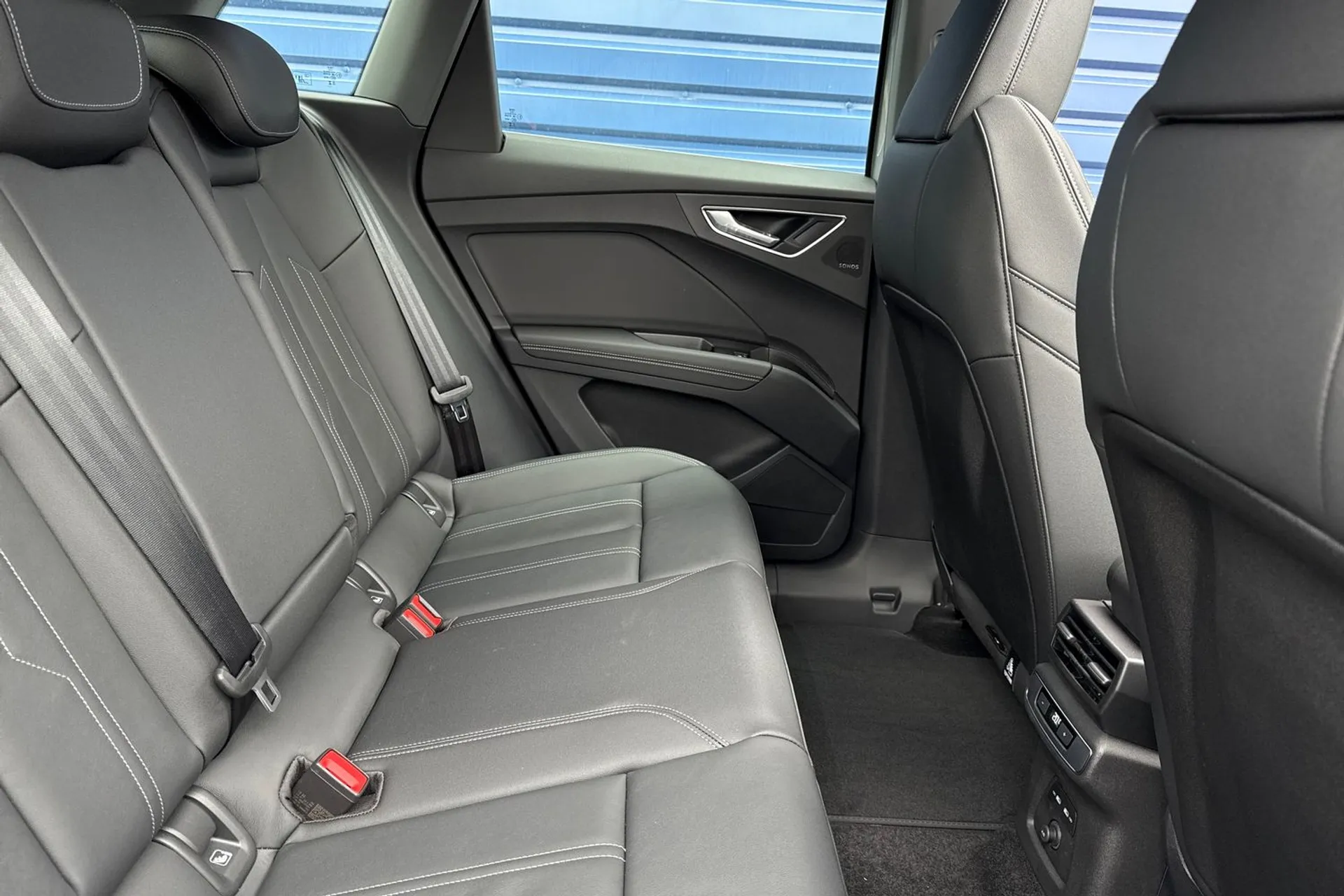 Audi Q4 thumbnail image number 22