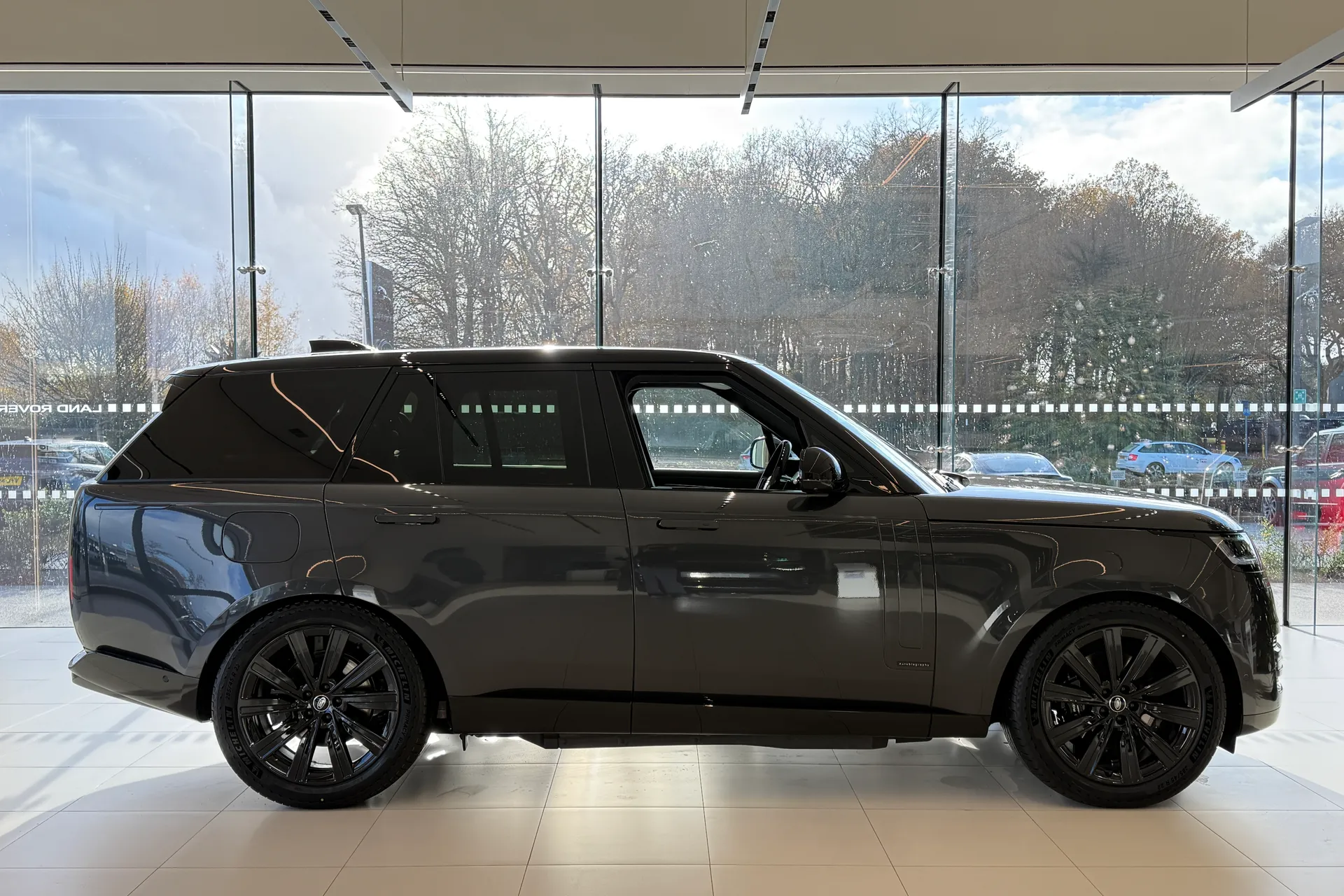 LAND ROVER RANGE ROVER thumbnail image number 2