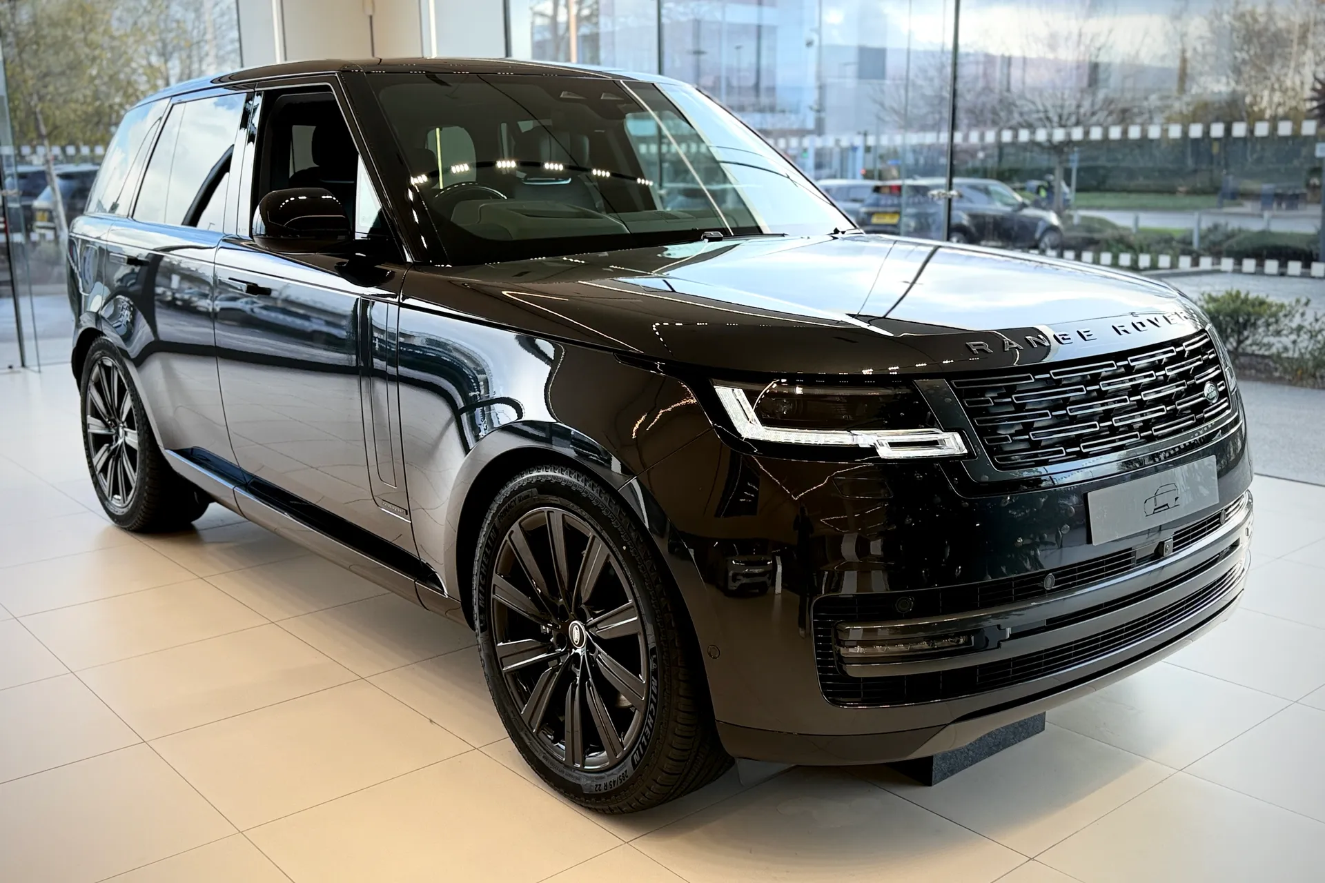 LAND ROVER RANGE ROVER focused image