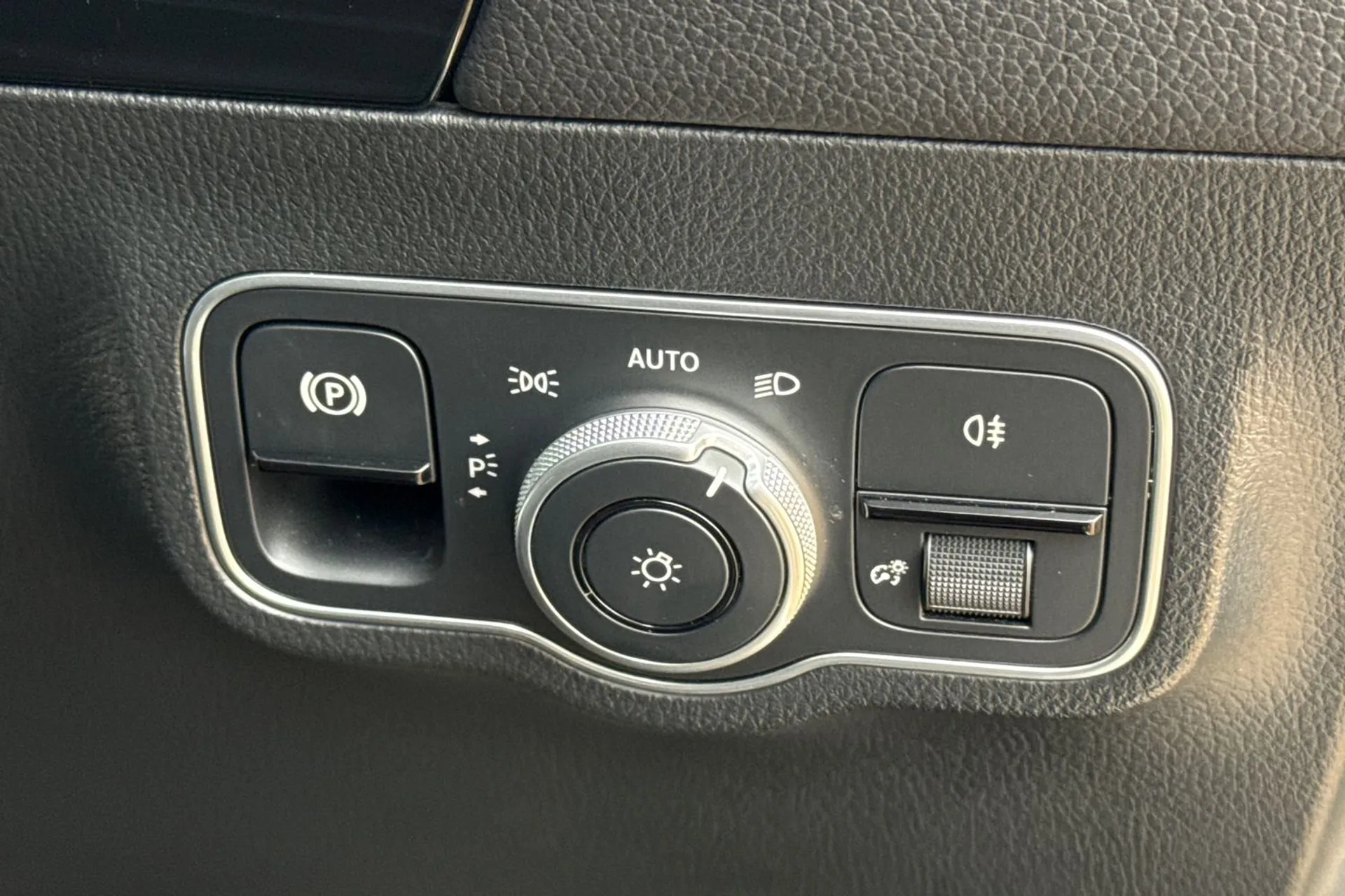 MERCEDES-BENZ GLA thumbnail image number 49