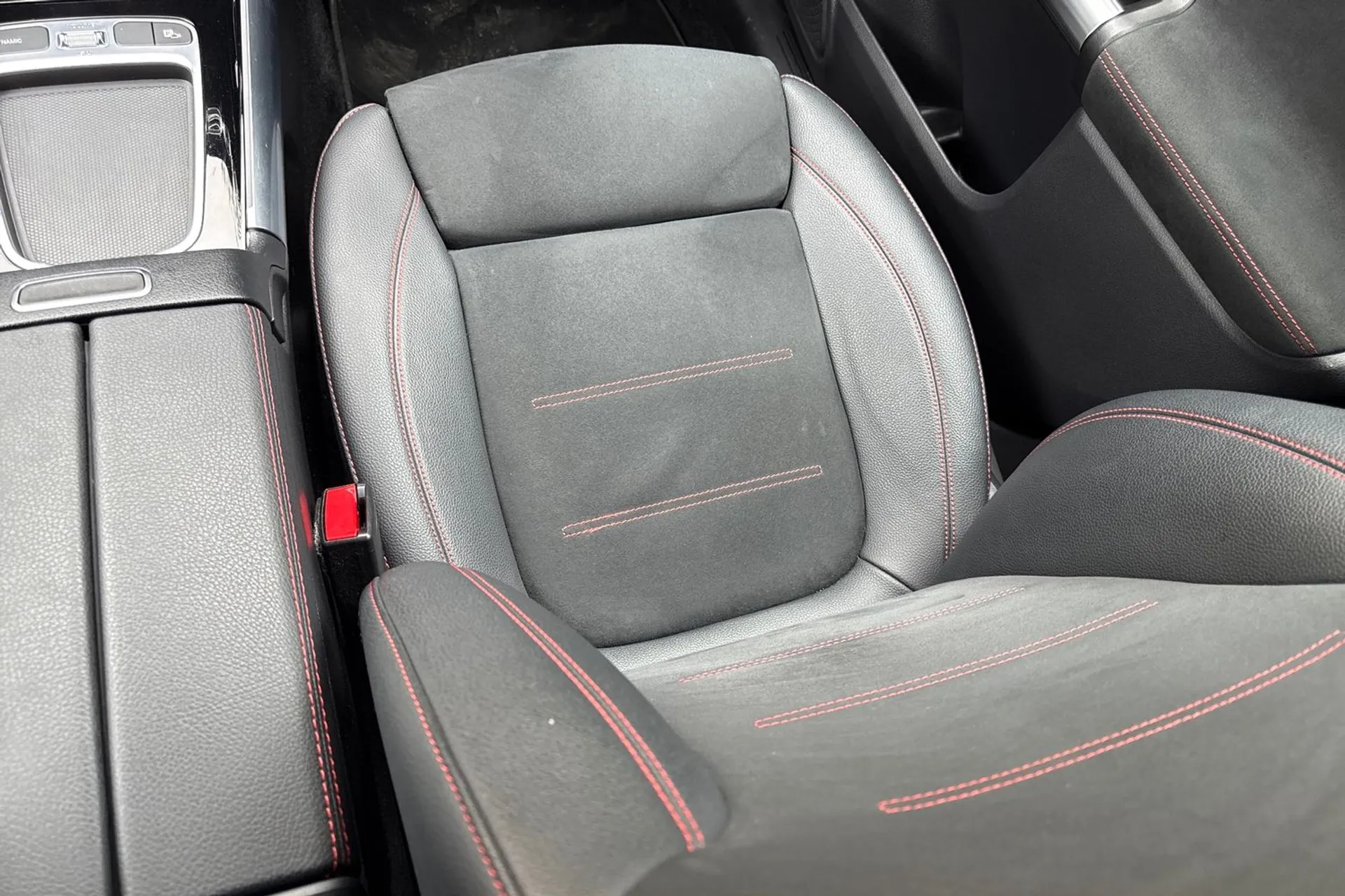 MERCEDES-BENZ GLA thumbnail image number 35