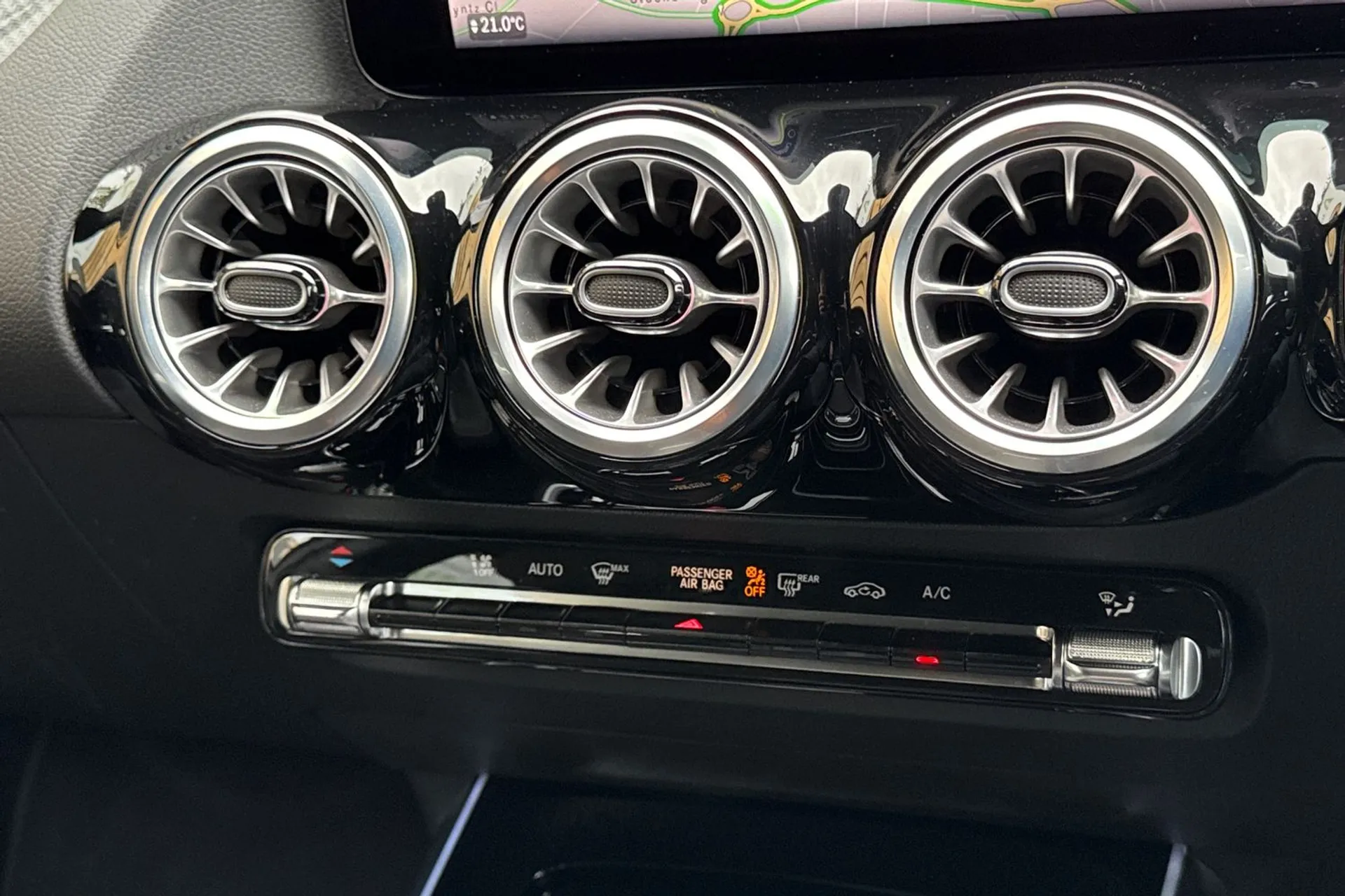 MERCEDES-BENZ GLA thumbnail image number 40