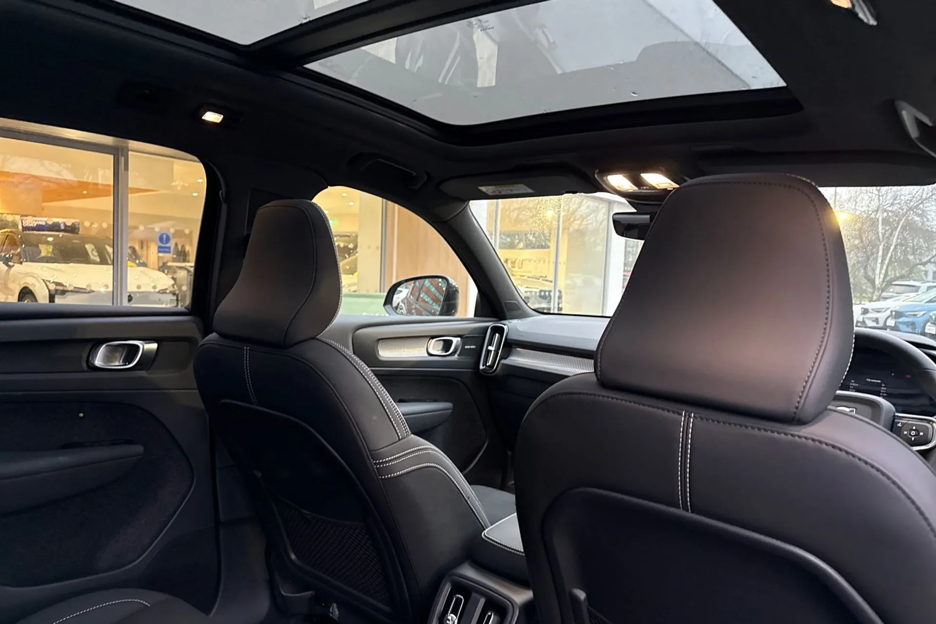 Volvo EX40 thumbnail image number 24