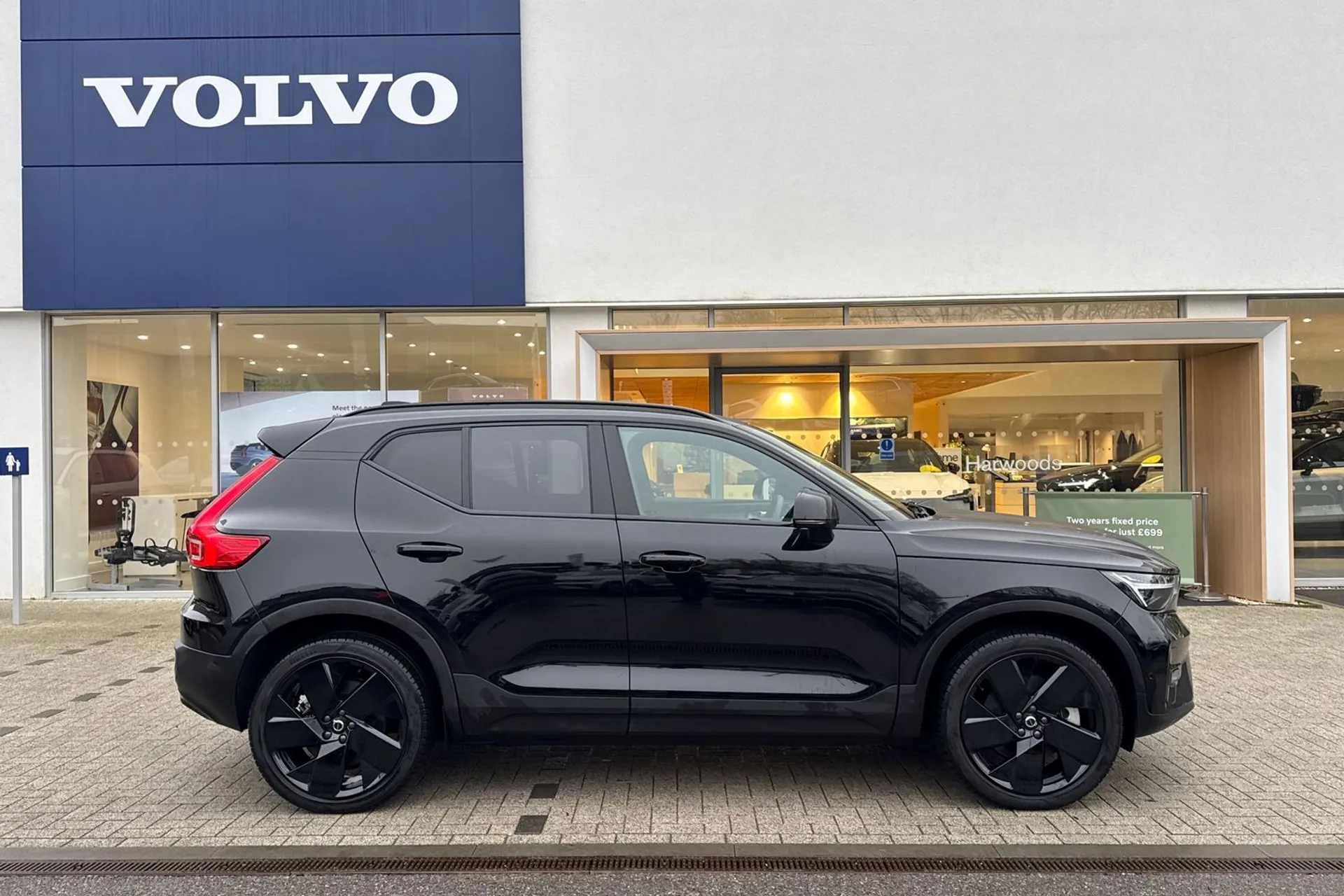 Volvo EX40 thumbnail image number 2