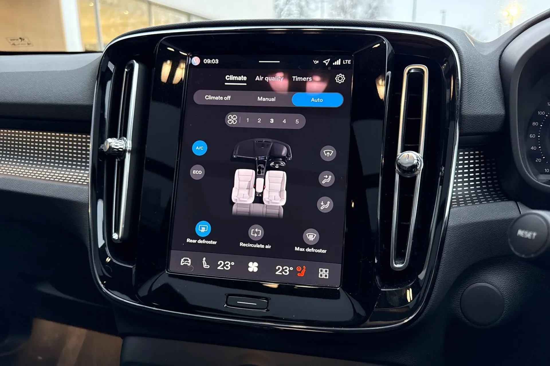 Volvo EX40 thumbnail image number 39