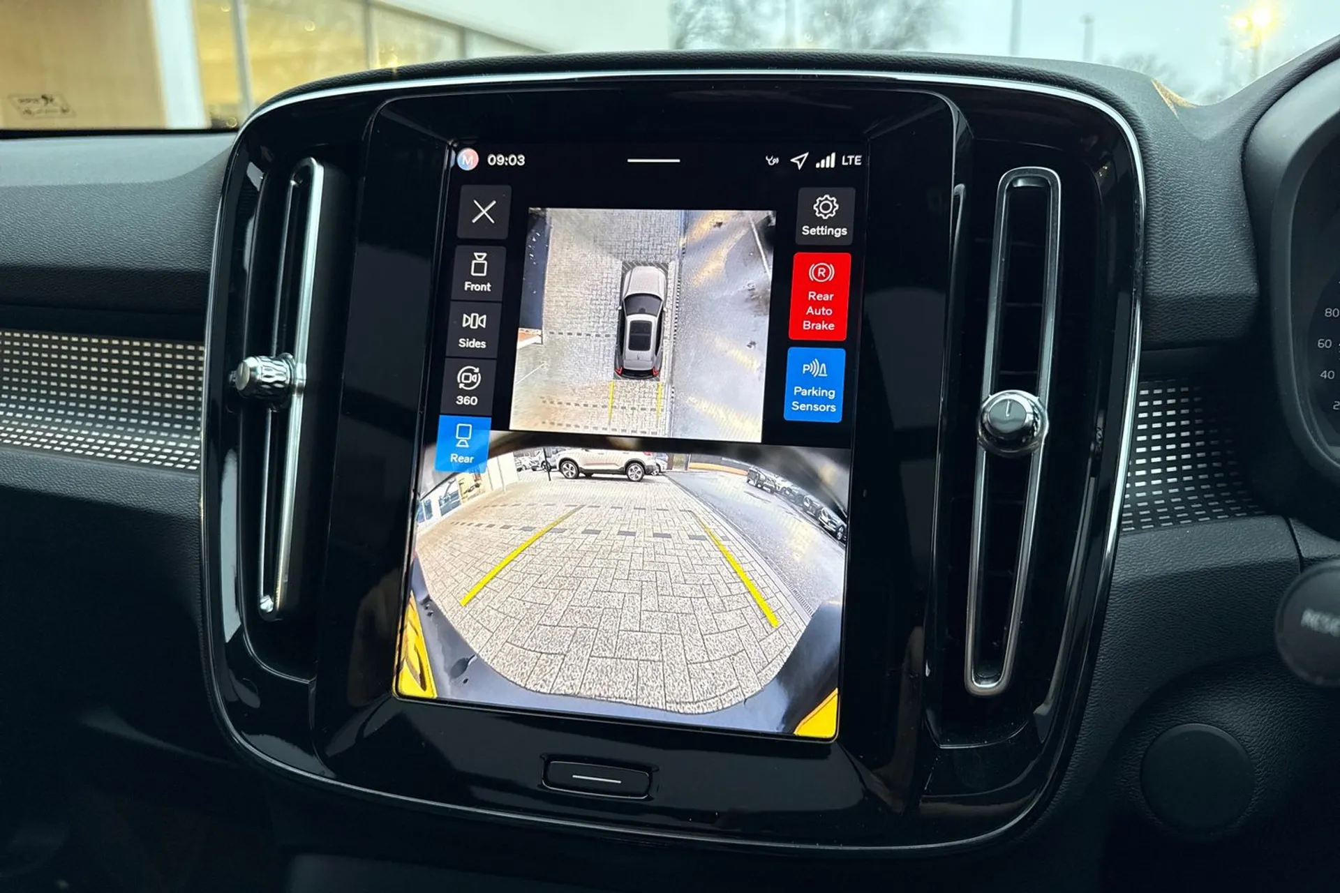 Volvo EX40 thumbnail image number 38