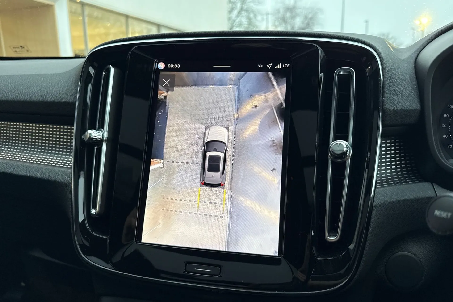 Volvo EX40 thumbnail image number 4