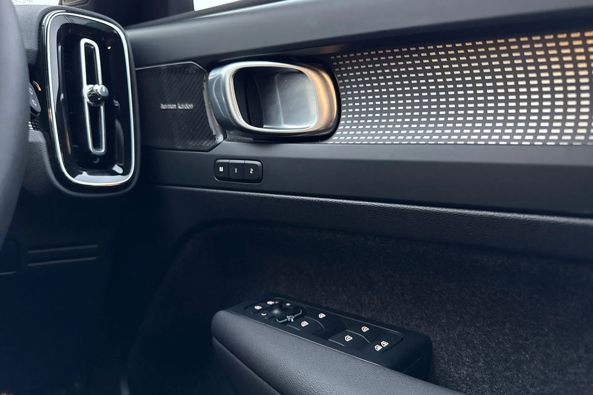 Volvo EX40 thumbnail image number 42