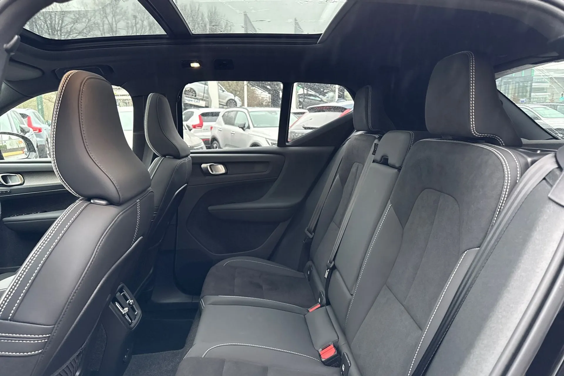 Volvo EX40 thumbnail image number 30