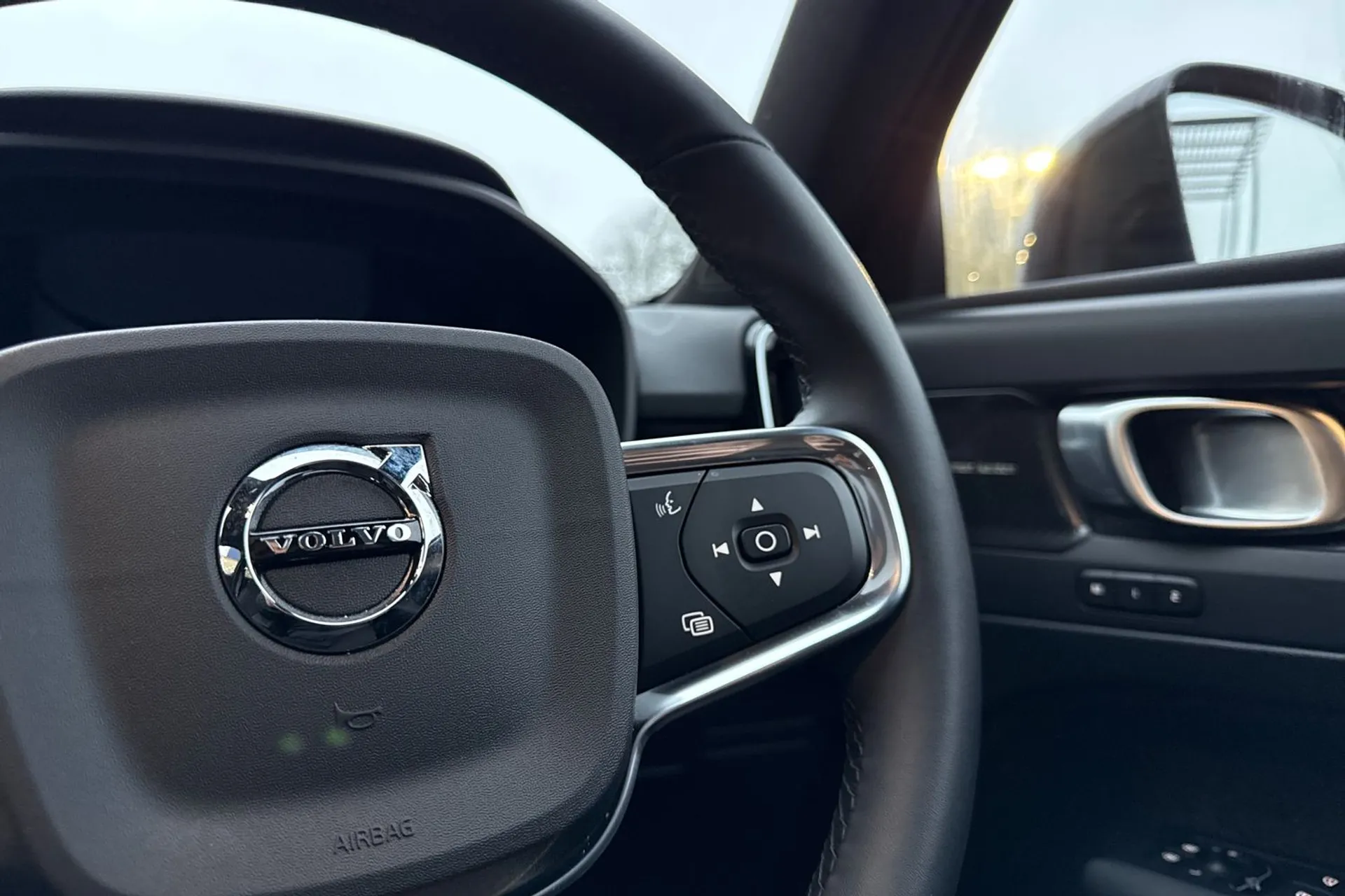 Volvo EX40 thumbnail image number 37