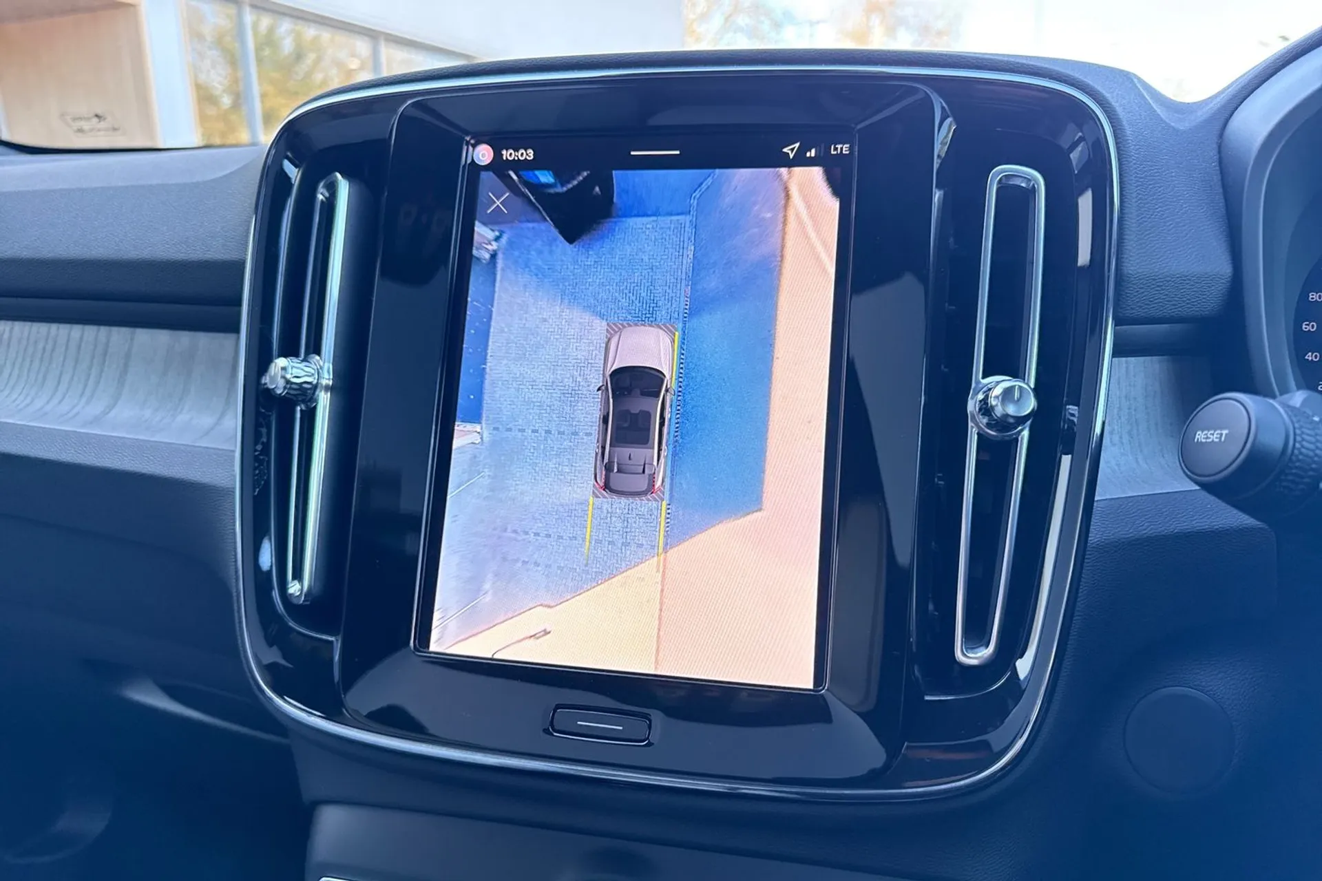 Volvo EC40 thumbnail image number 4