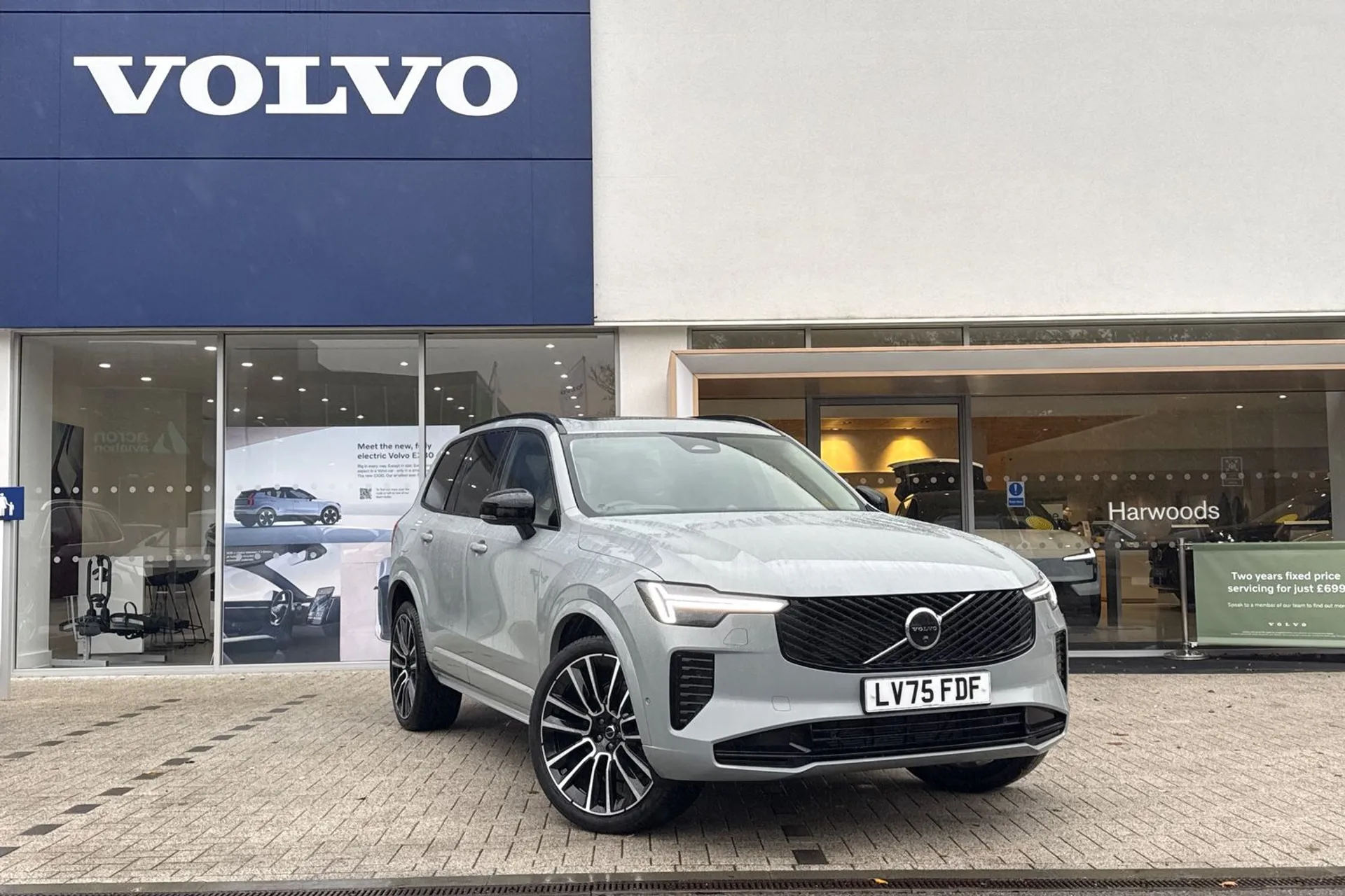 Volvo XC90 focused image