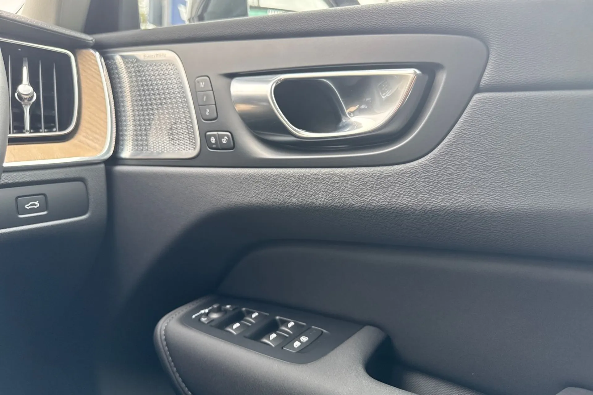 Volvo XC60 thumbnail image number 42