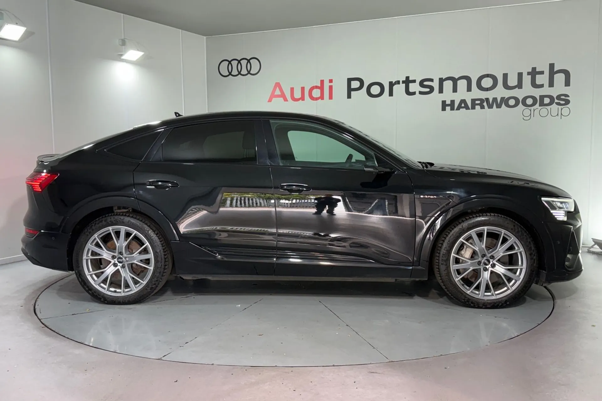 Audi e-tron thumbnail image number 2