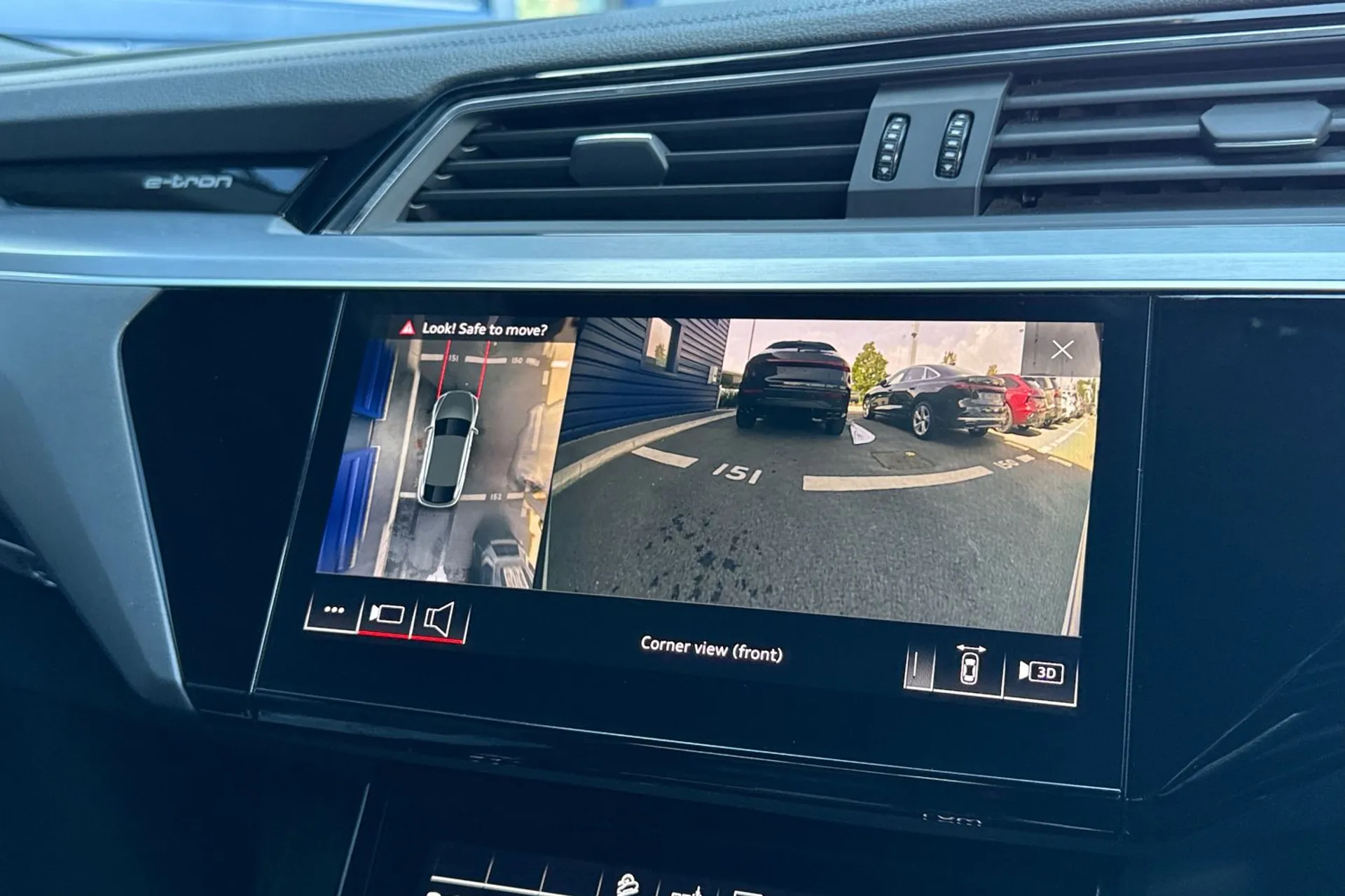 Audi e-tron thumbnail image number 25