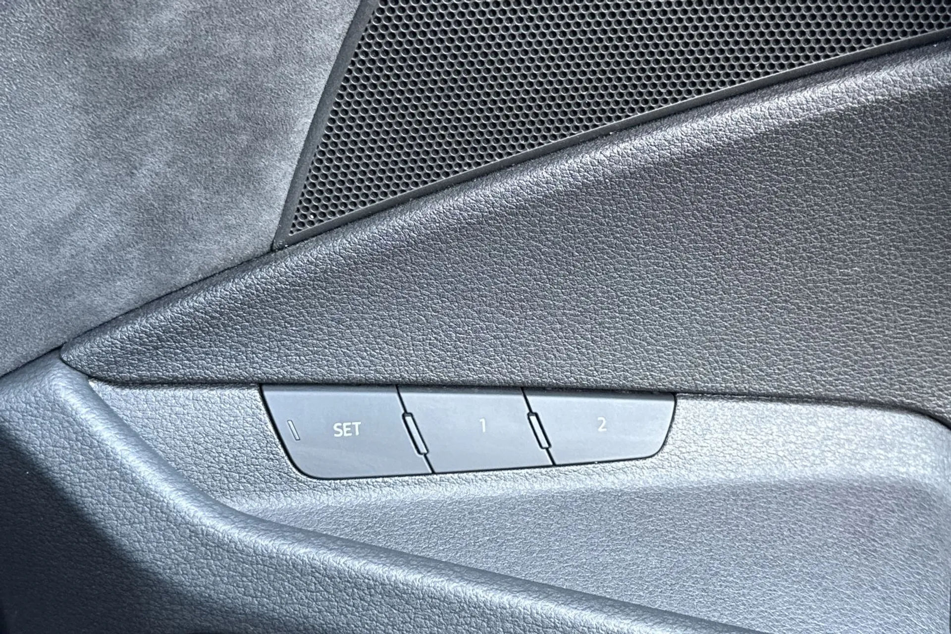 Audi e-tron thumbnail image number 54