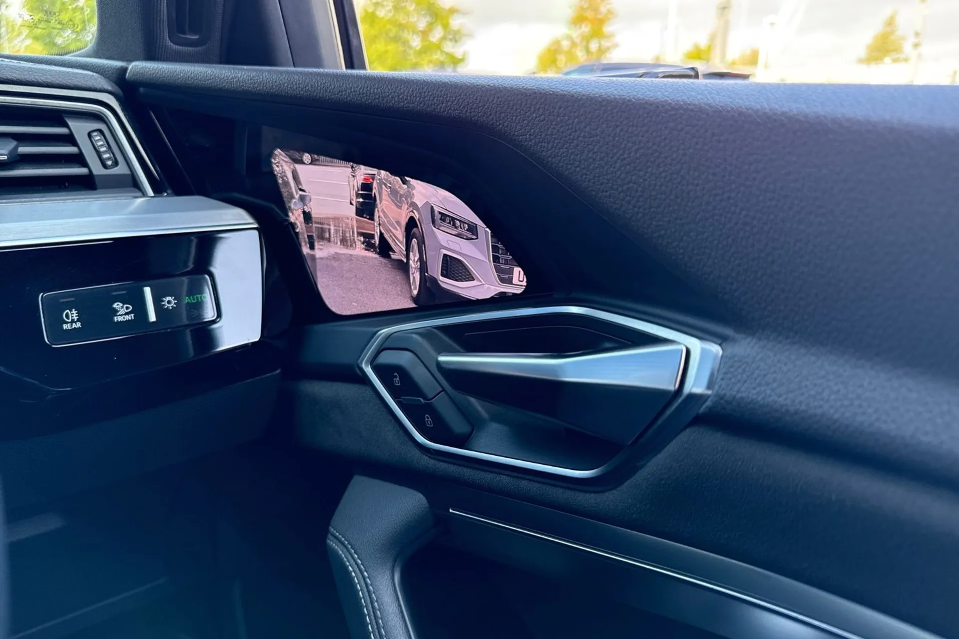 Audi e-tron thumbnail image number 21