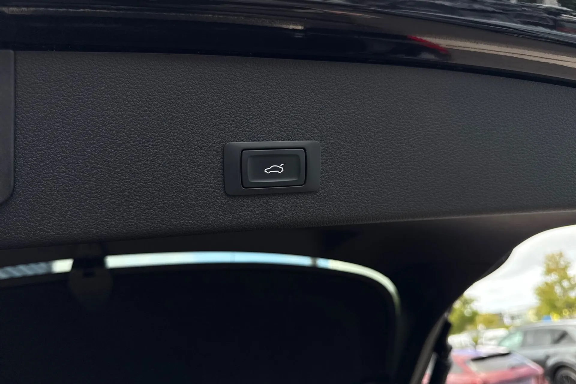 Audi e-tron thumbnail image number 19