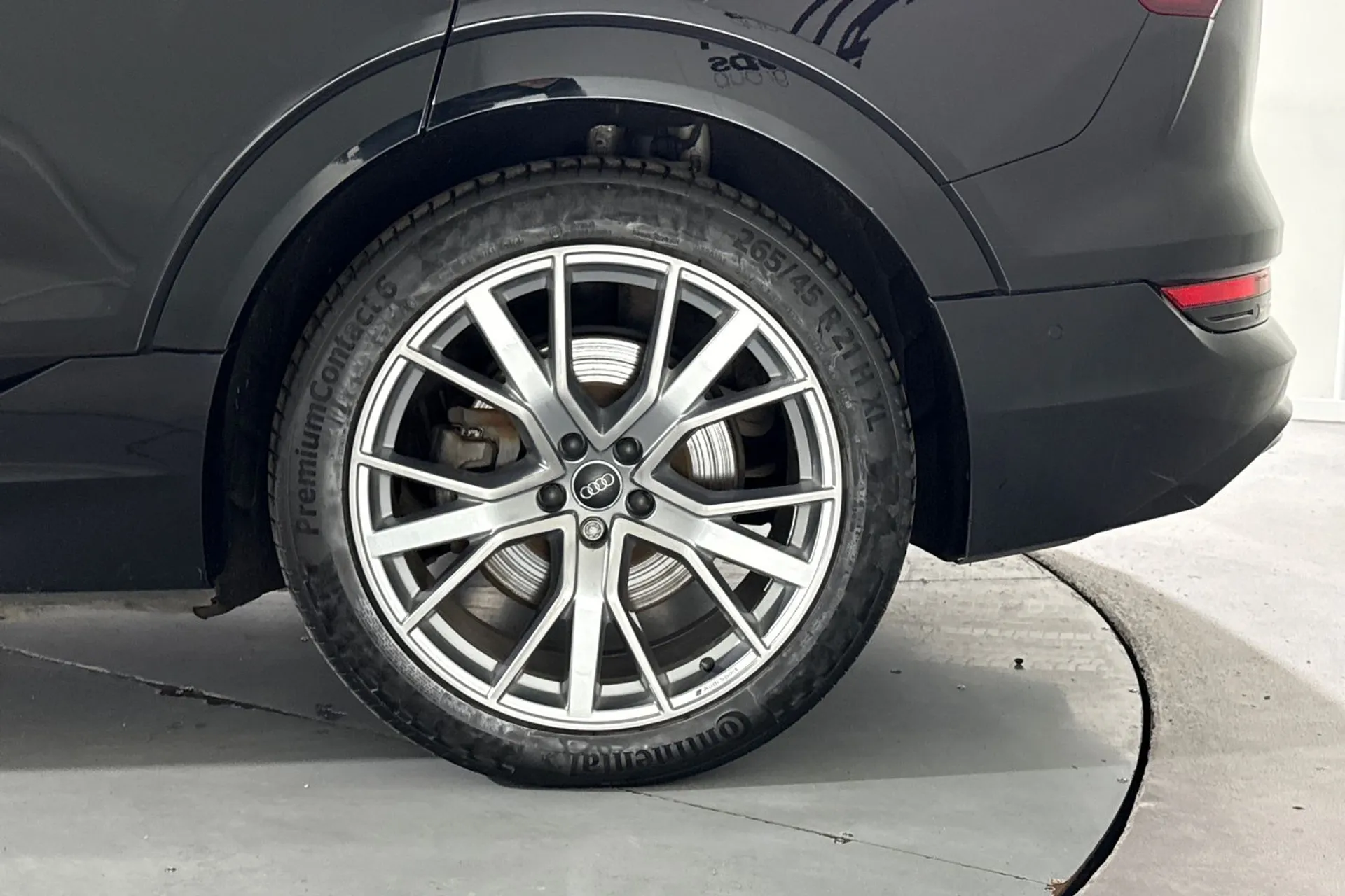 Audi e-tron thumbnail image number 12