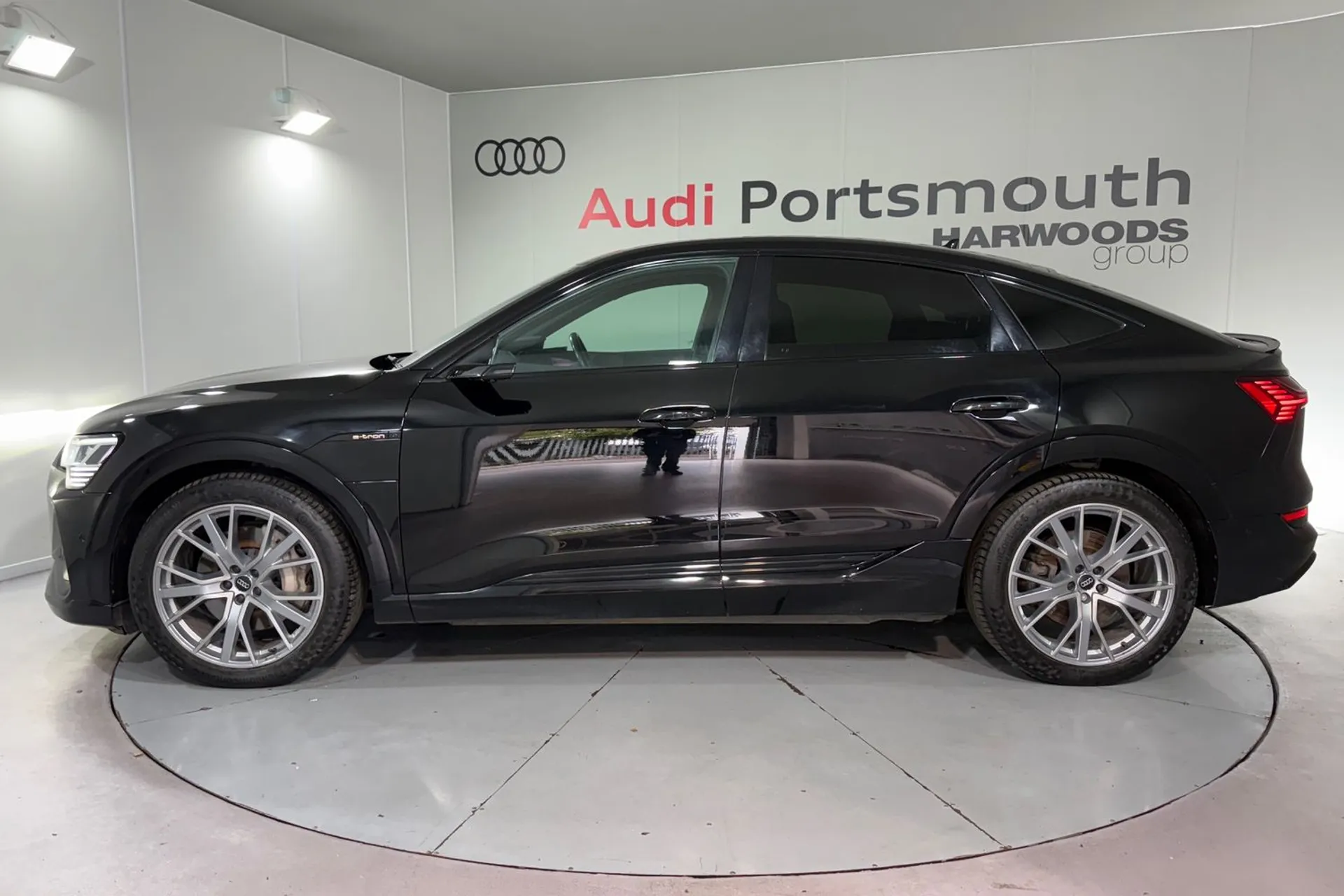 Audi e-tron thumbnail image number 9