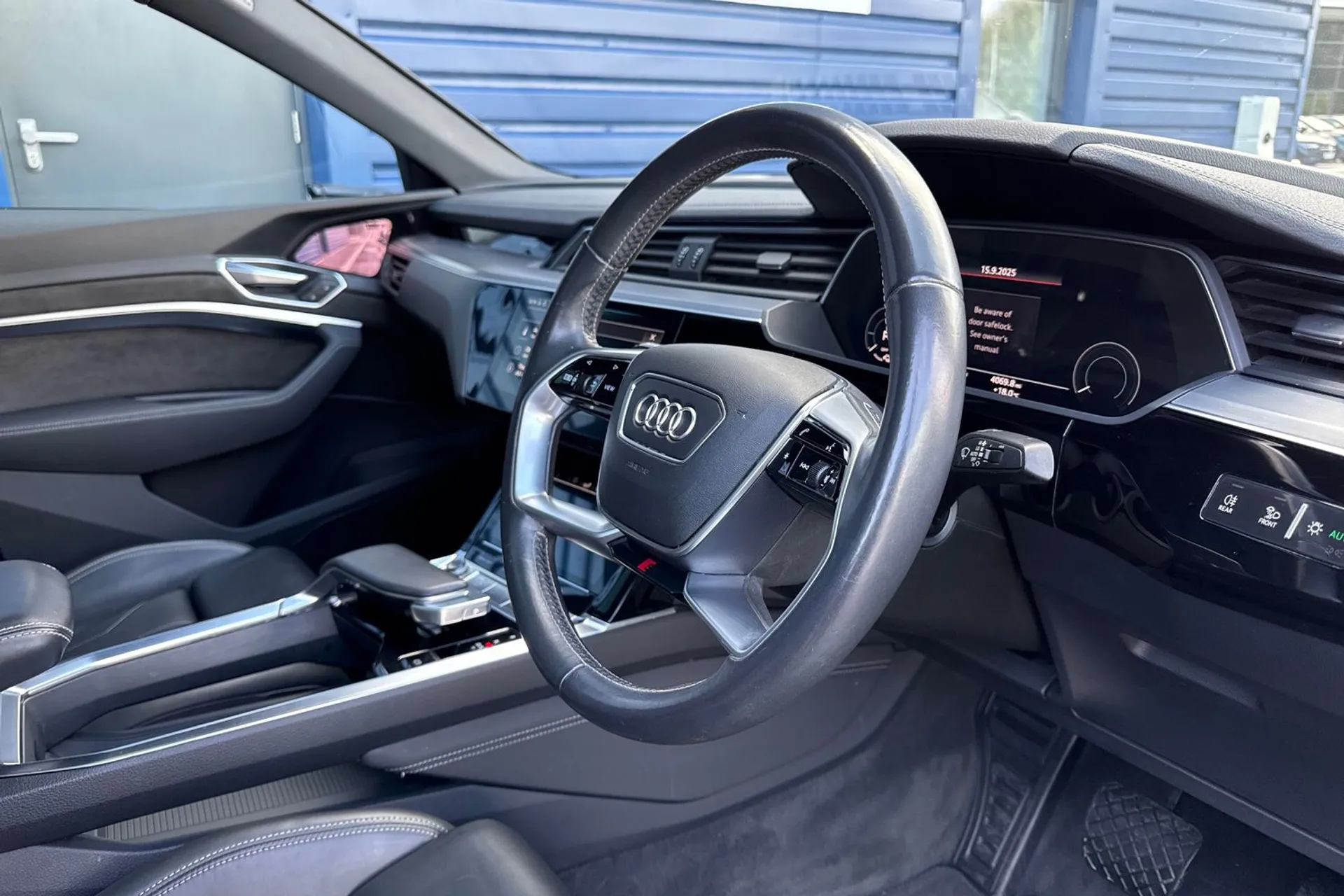 Audi e-tron thumbnail image number 30