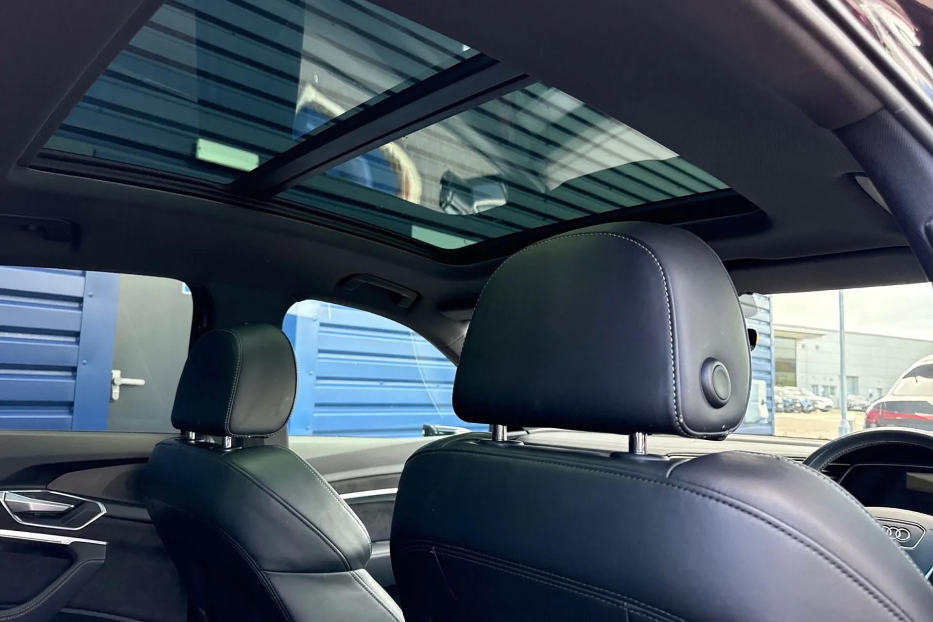 Audi e-tron thumbnail image number 26