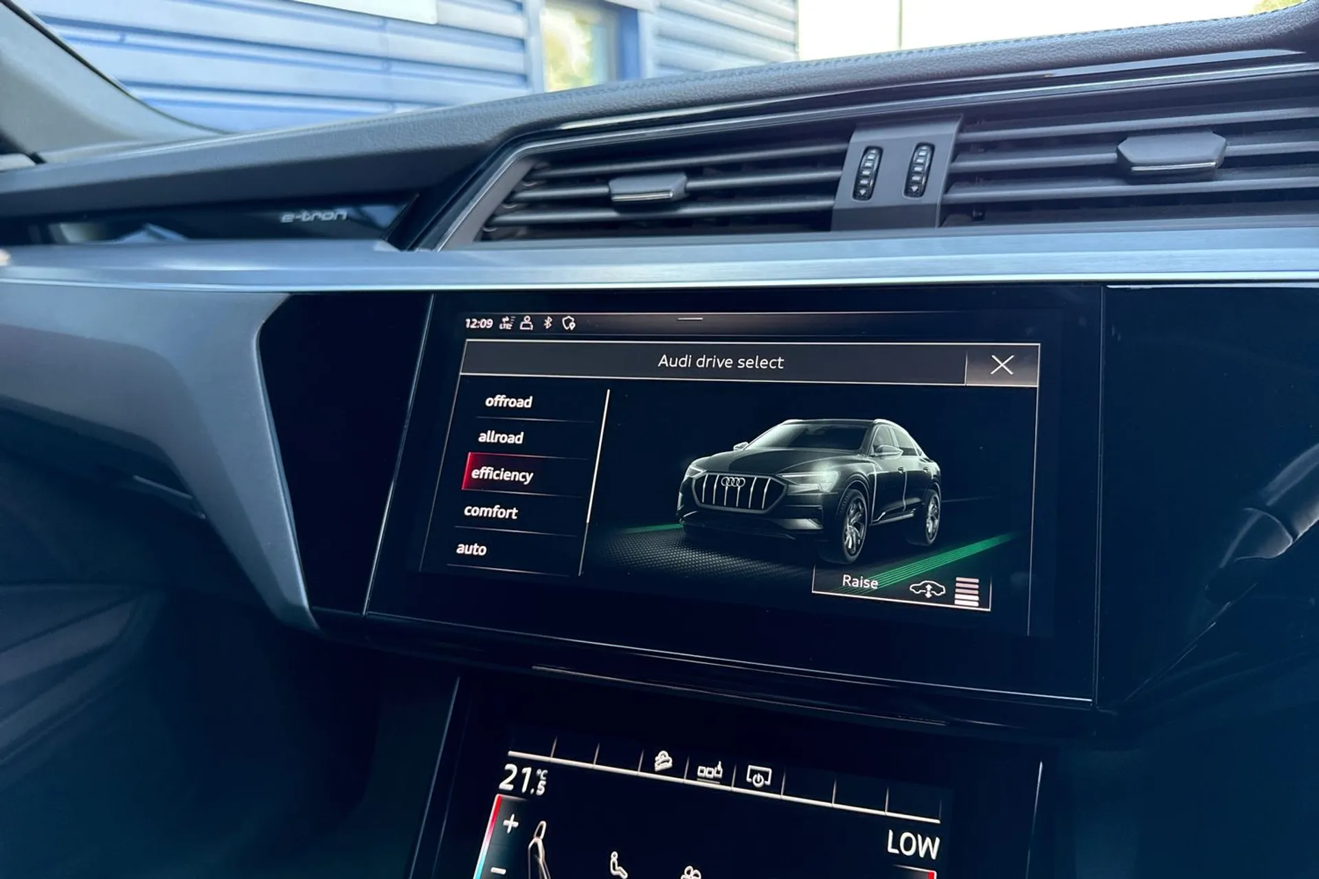 Audi e-tron thumbnail image number 39