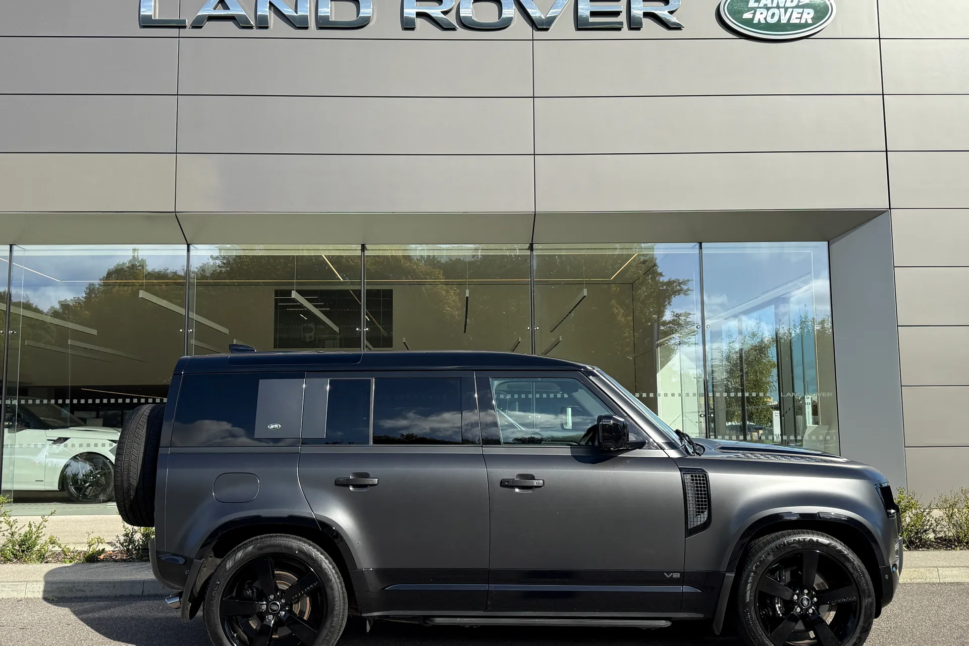 LAND ROVER DEFENDER thumbnail image number 2