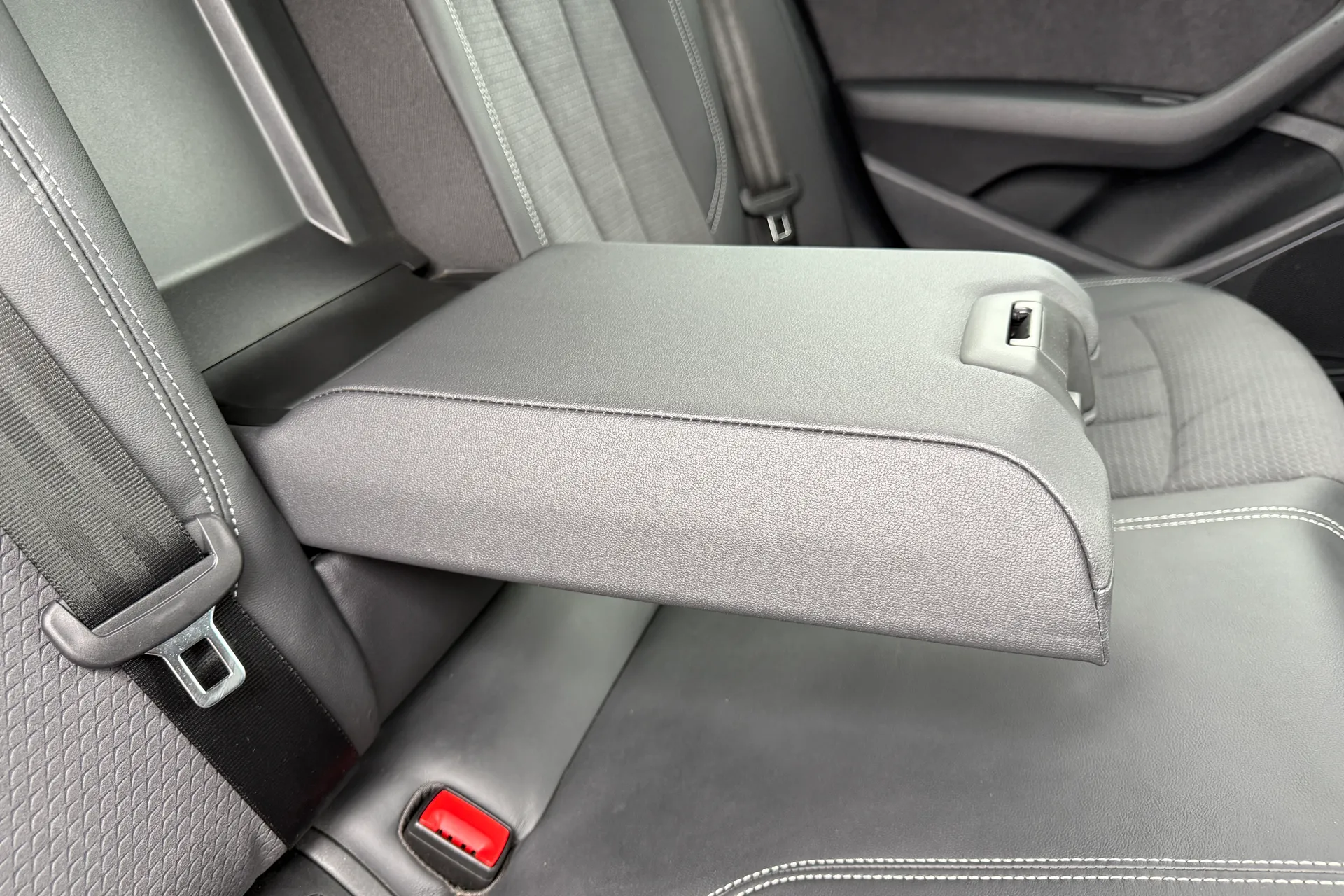 Audi A4 thumbnail image number 41