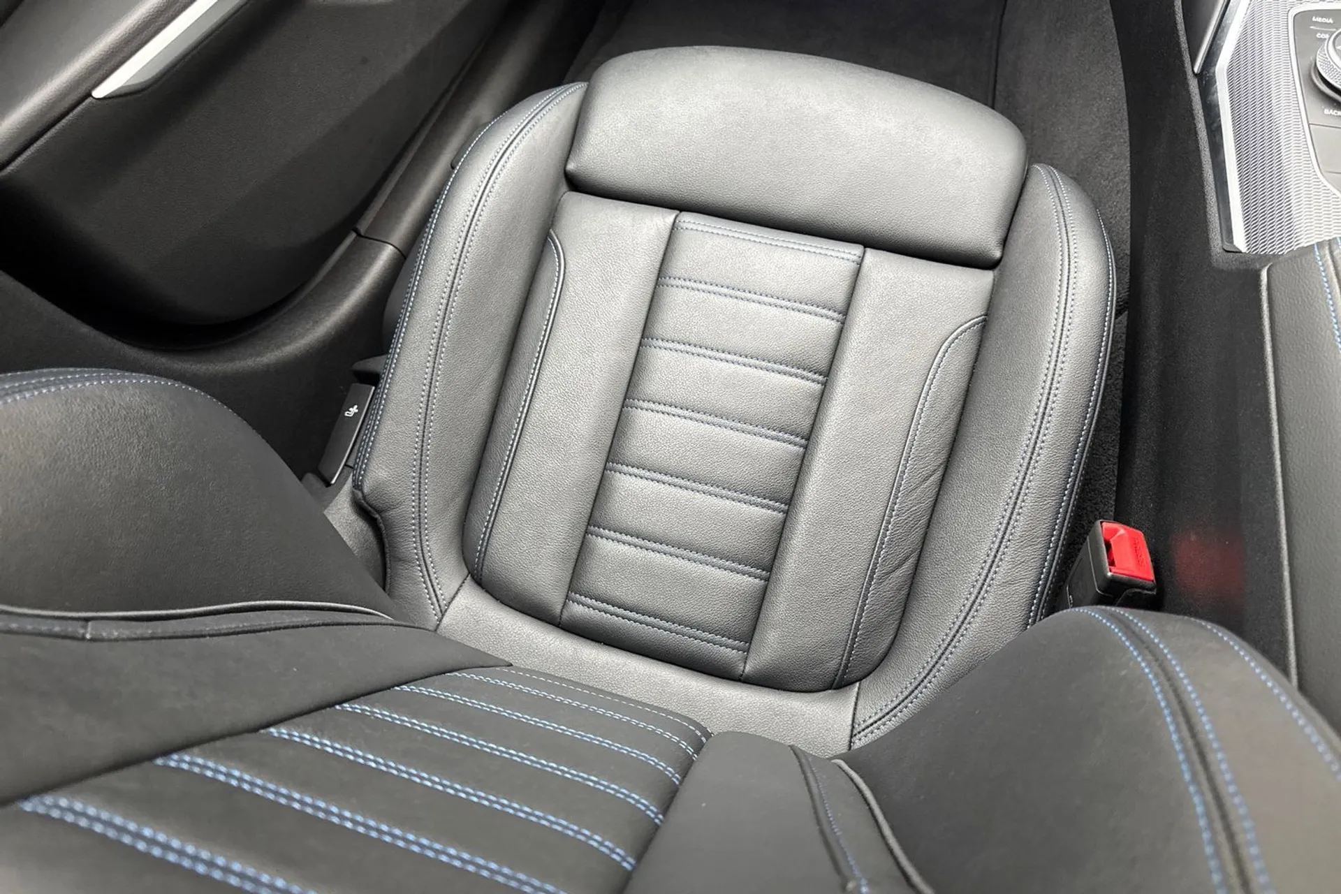 BMW 3 SERIES thumbnail image number 35