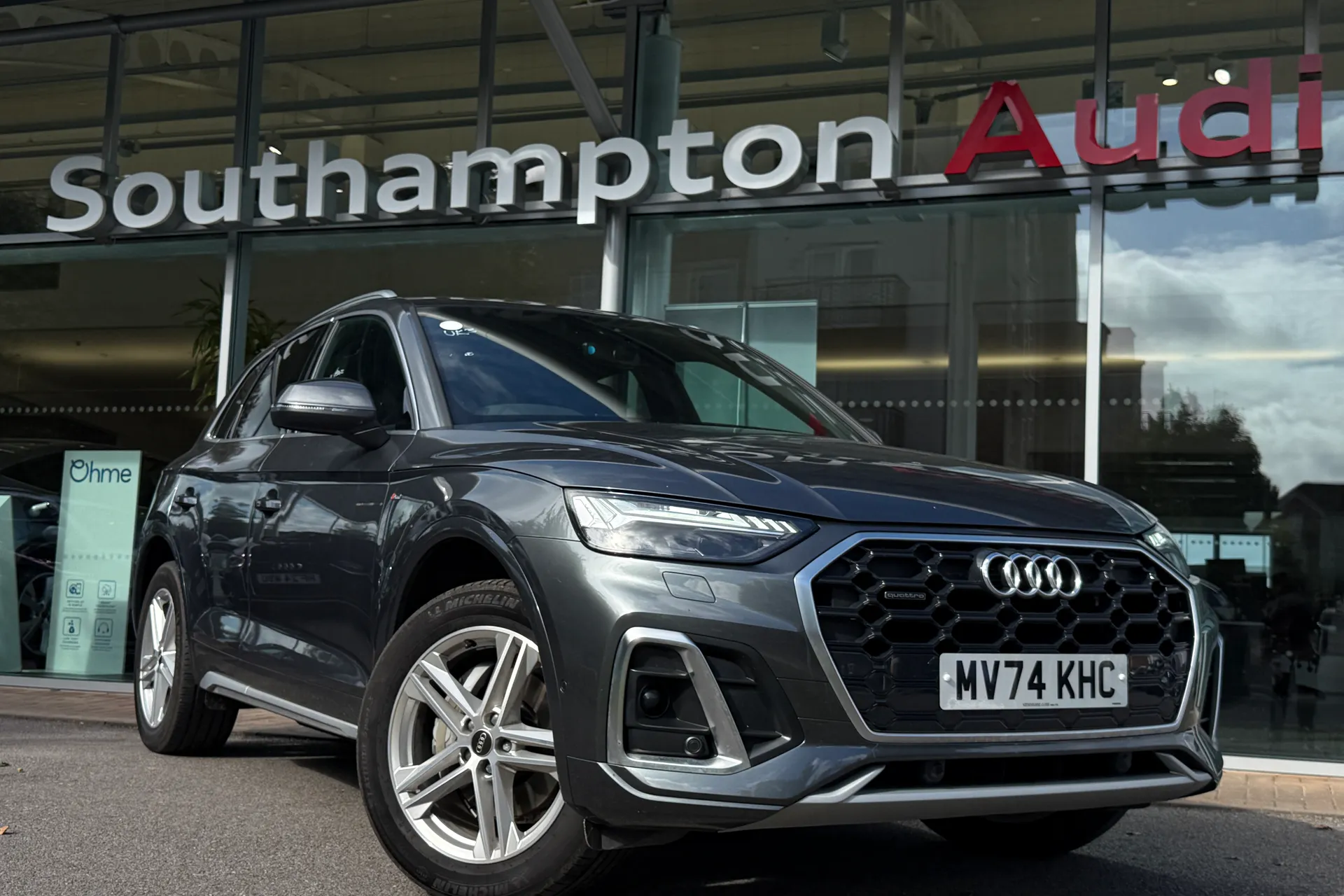 Audi Q5 focused image