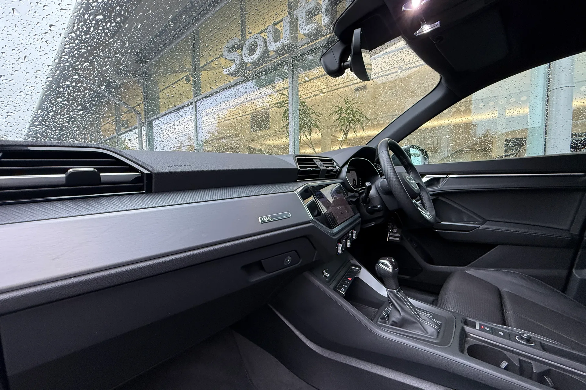 Audi Q3 thumbnail image number 2