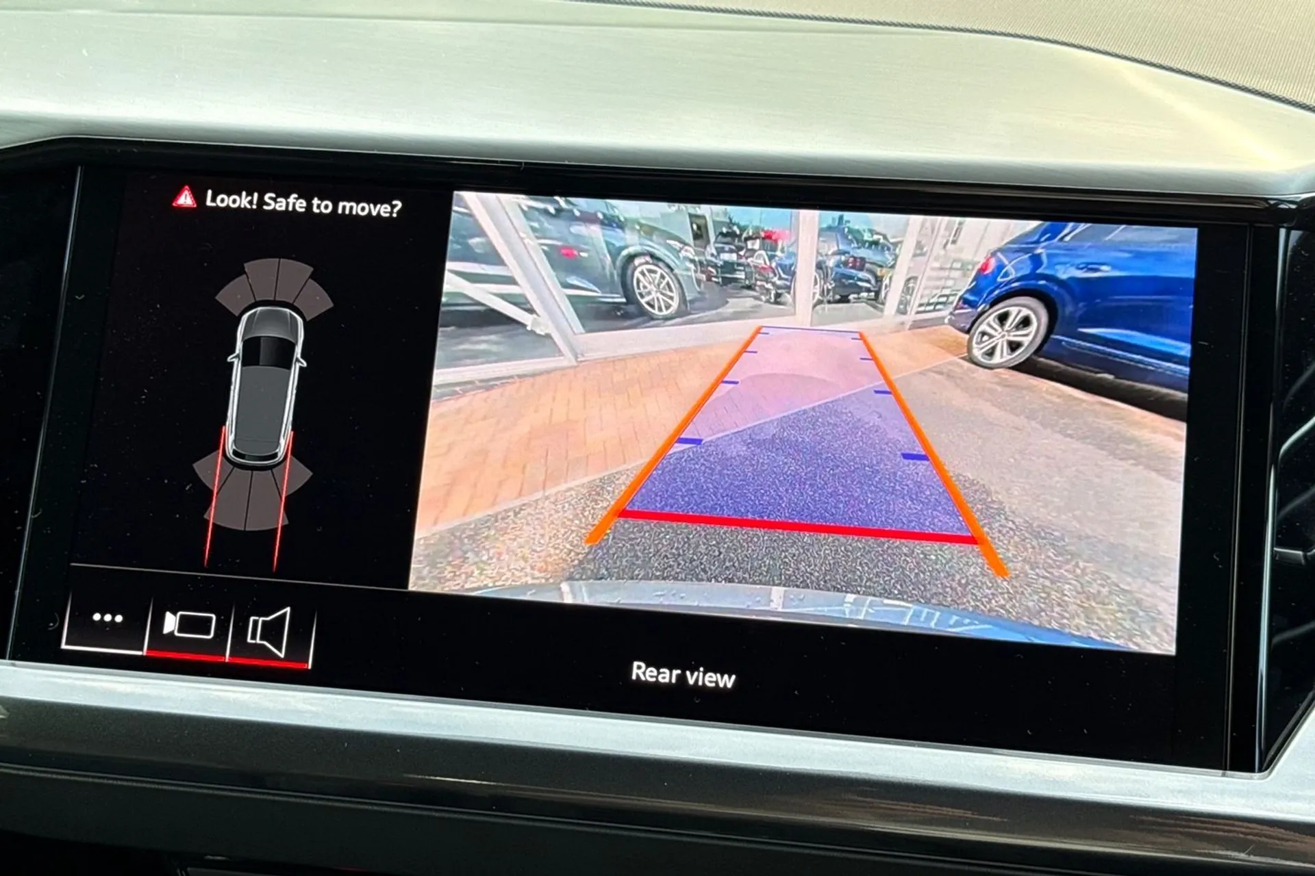 Audi Q4 thumbnail image number 4