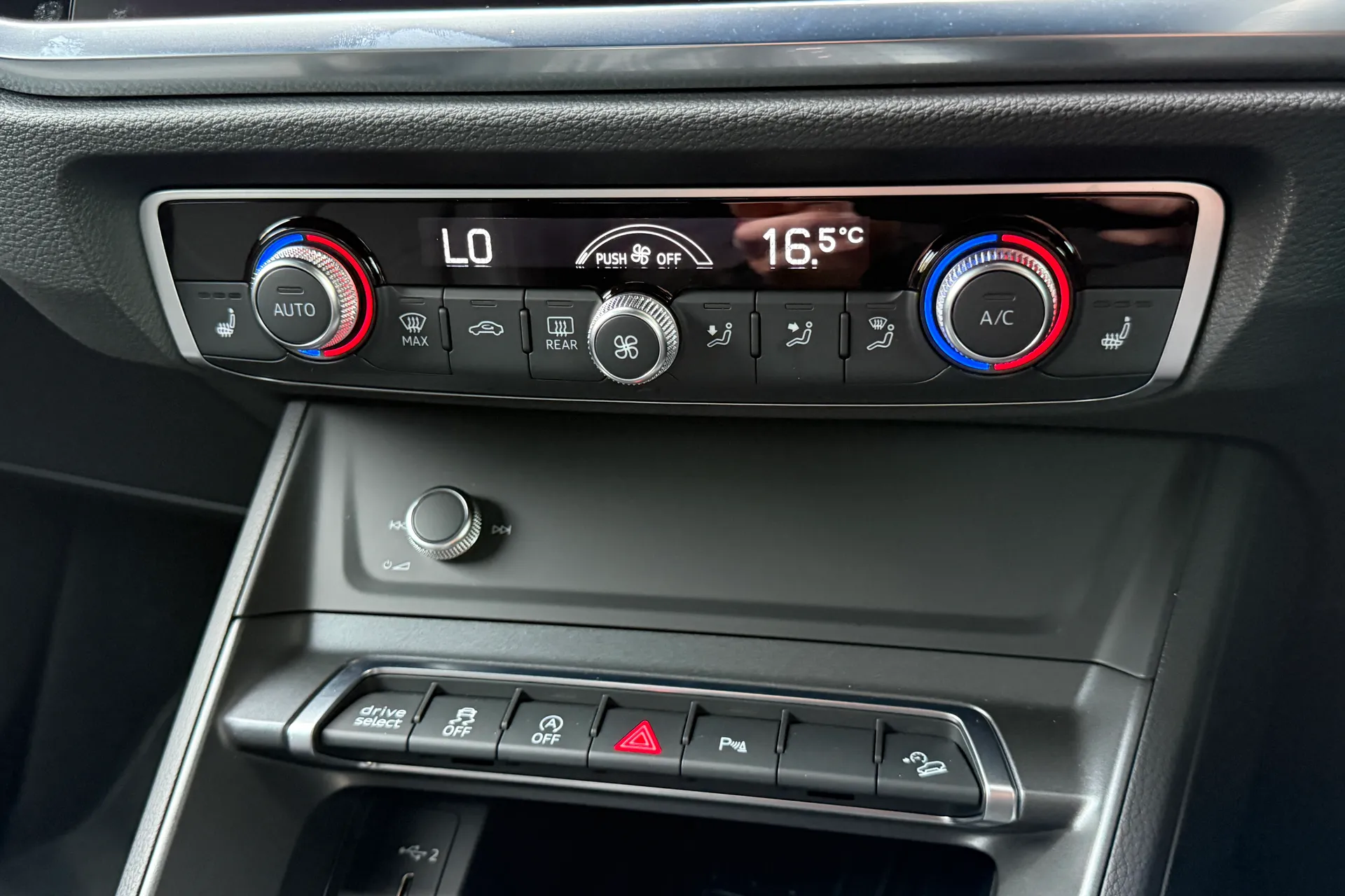 Audi Q3 thumbnail image number 48