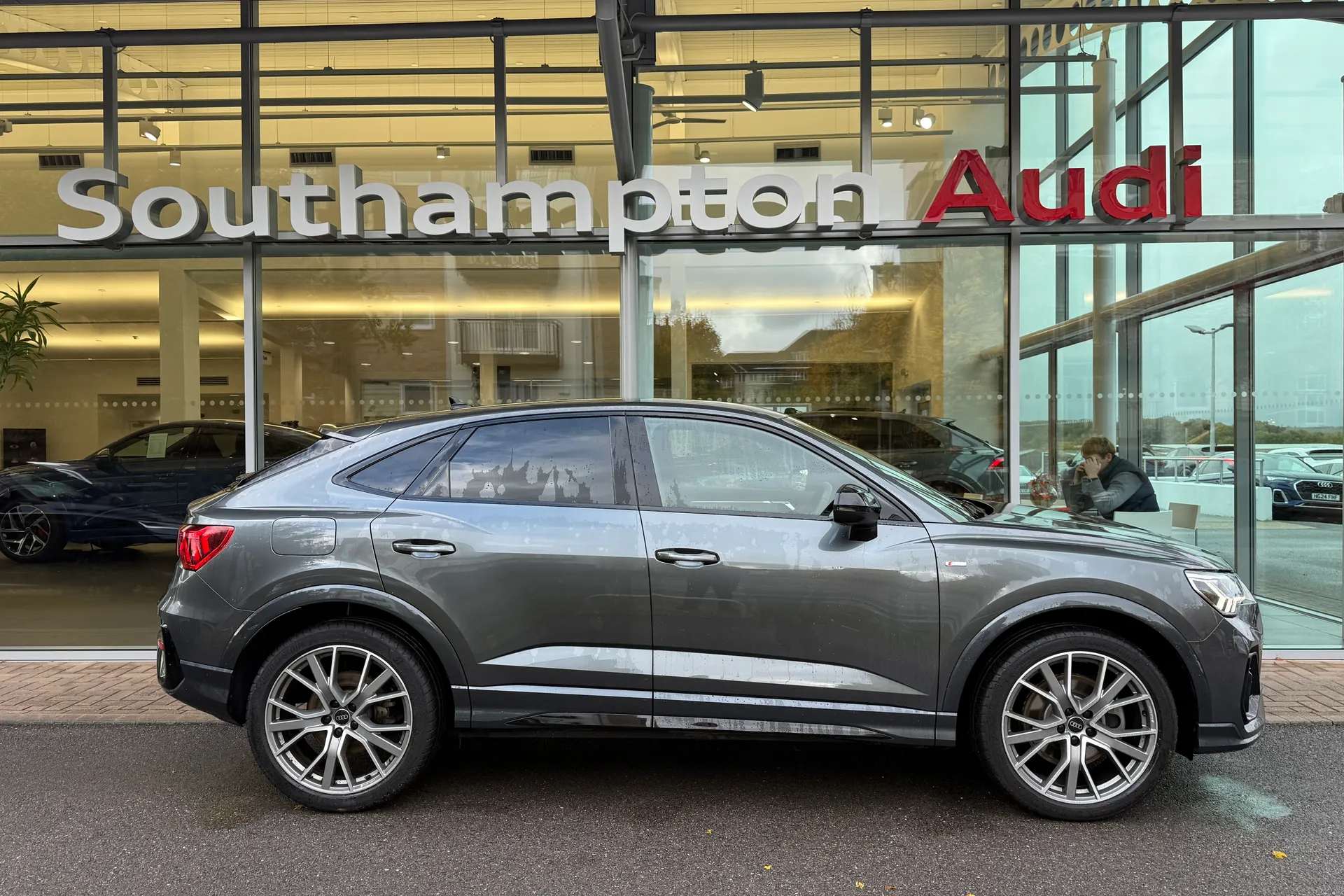 Audi Q3 thumbnail image number 2