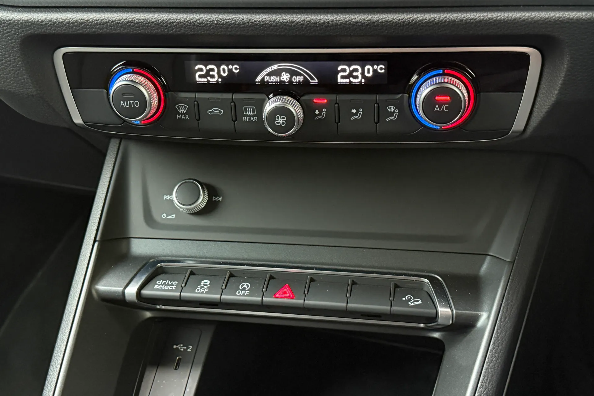 Audi Q3 thumbnail image number 17