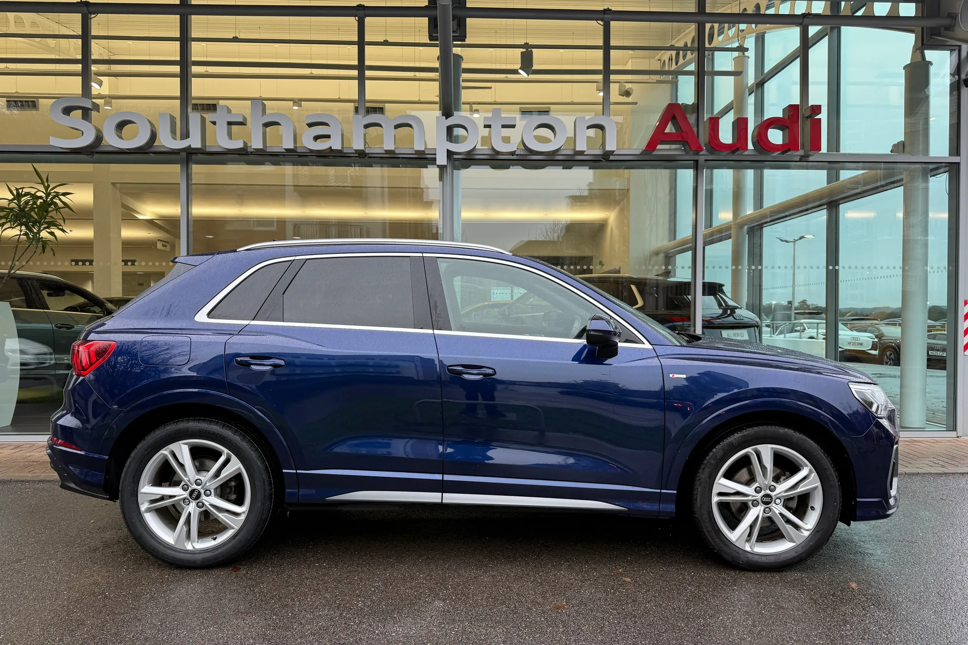 Audi Q3 thumbnail image number 2