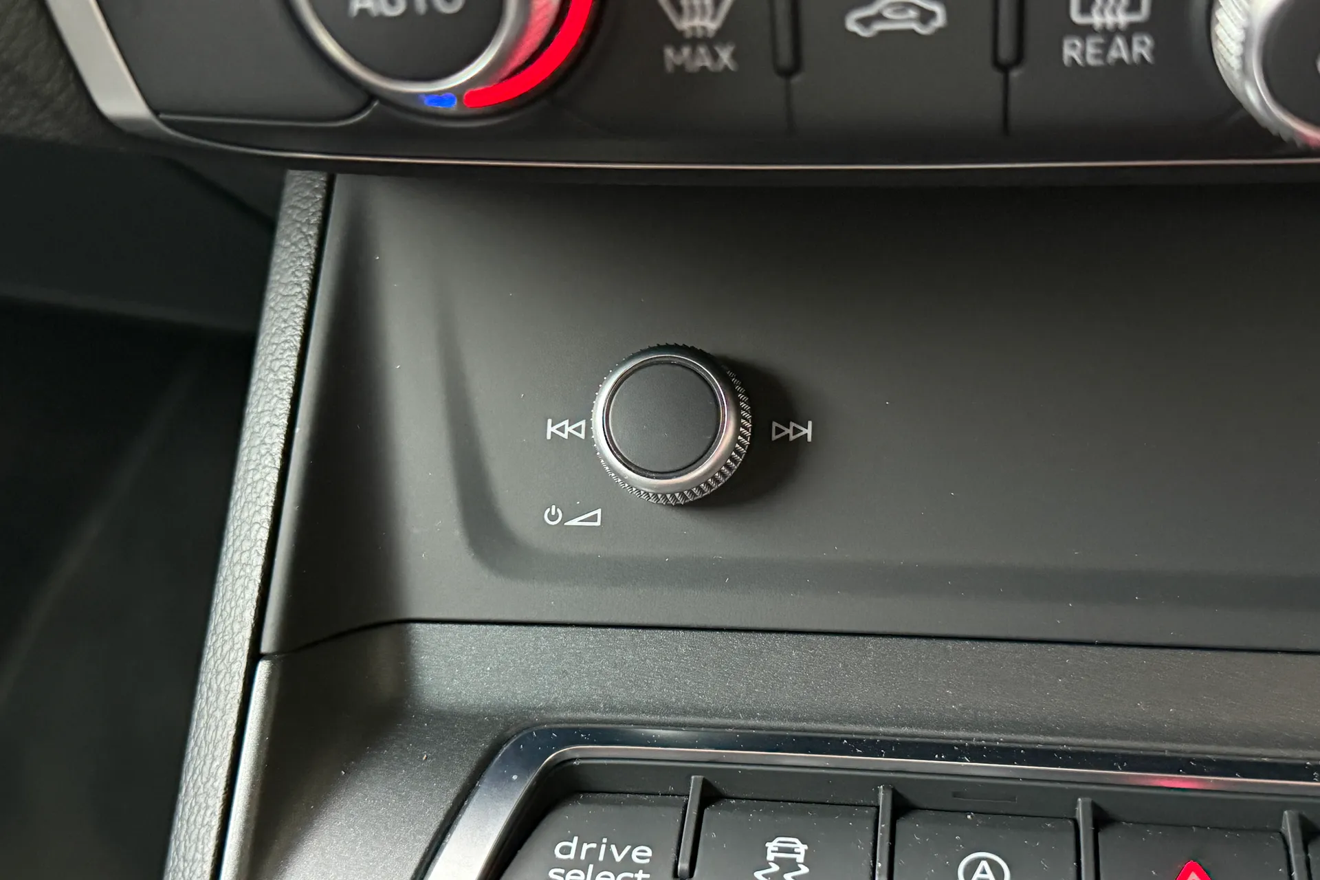 Audi Q3 thumbnail image number 18