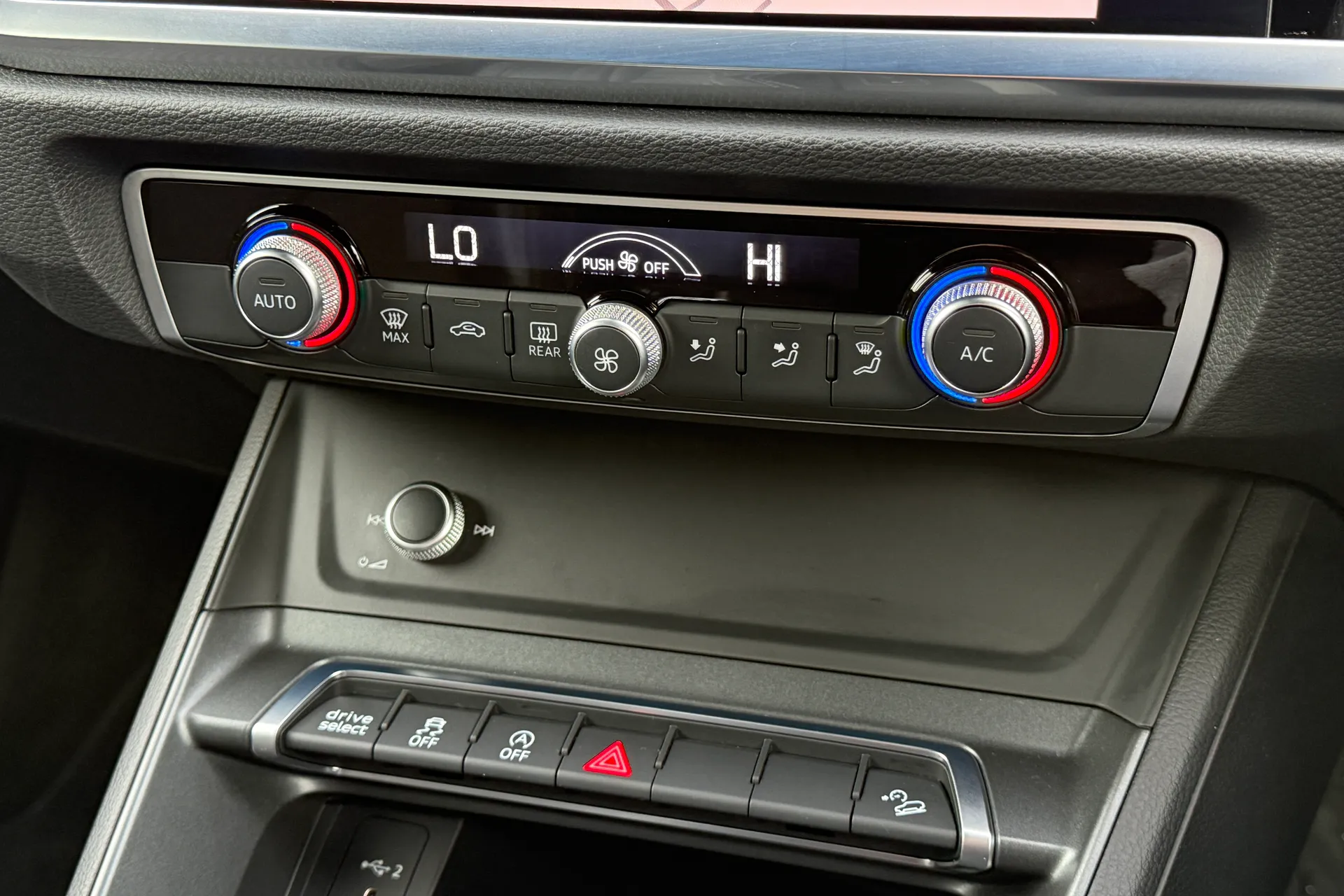 Audi Q3 thumbnail image number 12