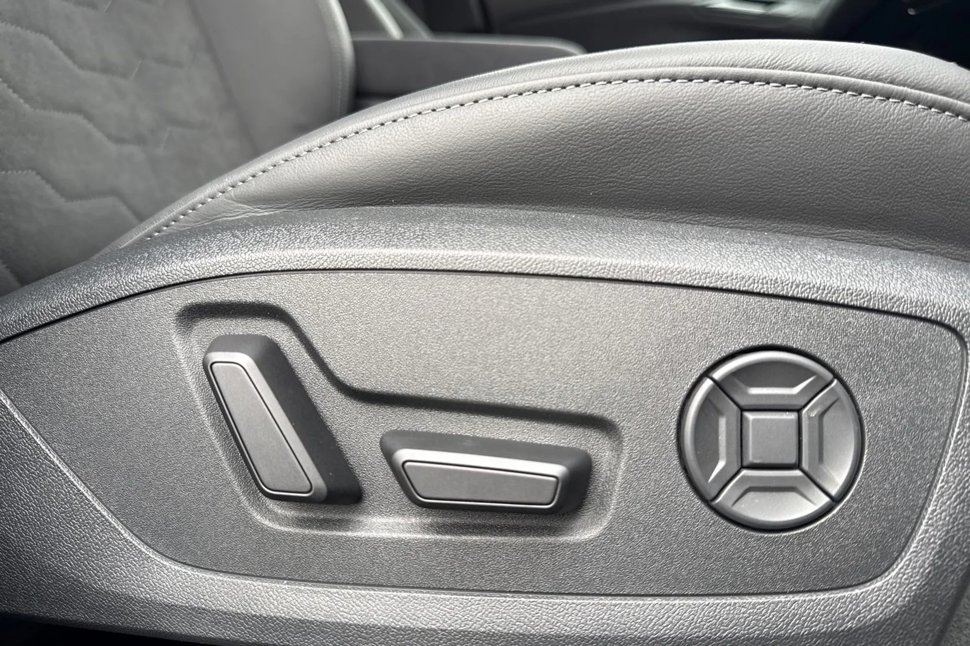 Audi A6 e-tron Avant thumbnail image number 25