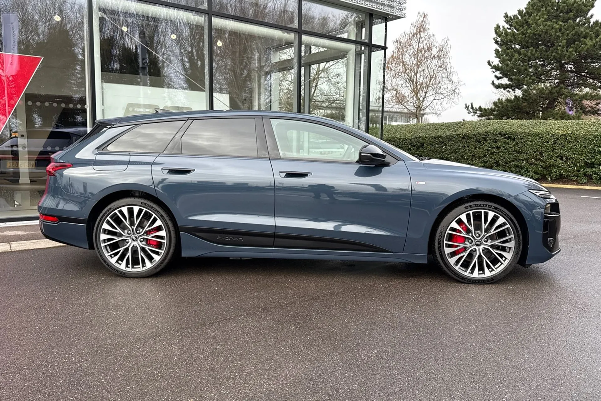 Audi A6 e-tron Avant thumbnail image number 2