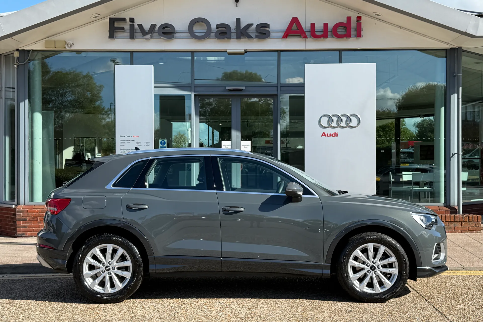 Audi Q3 thumbnail image number 2