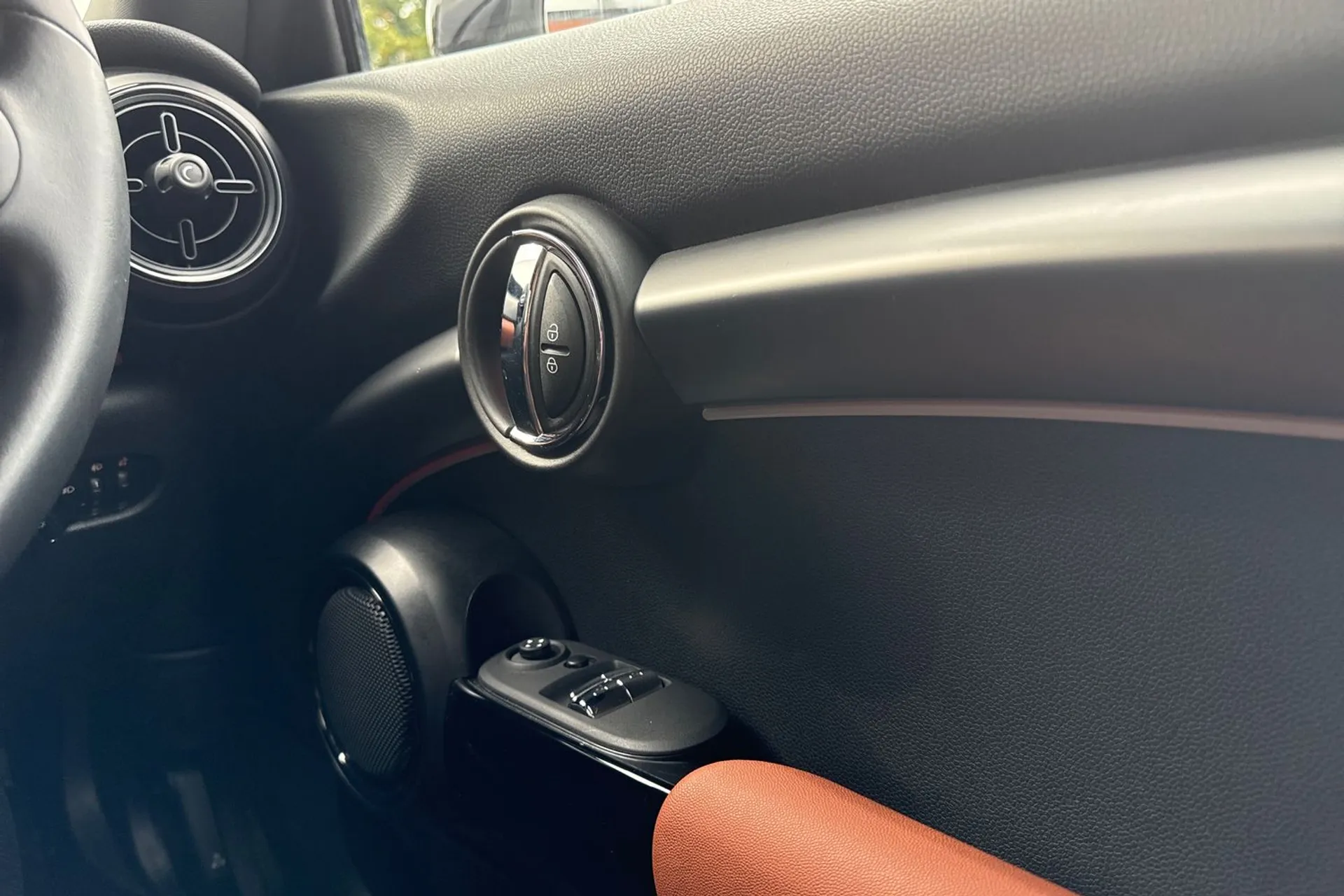 MINI HATCHBACK thumbnail image number 39