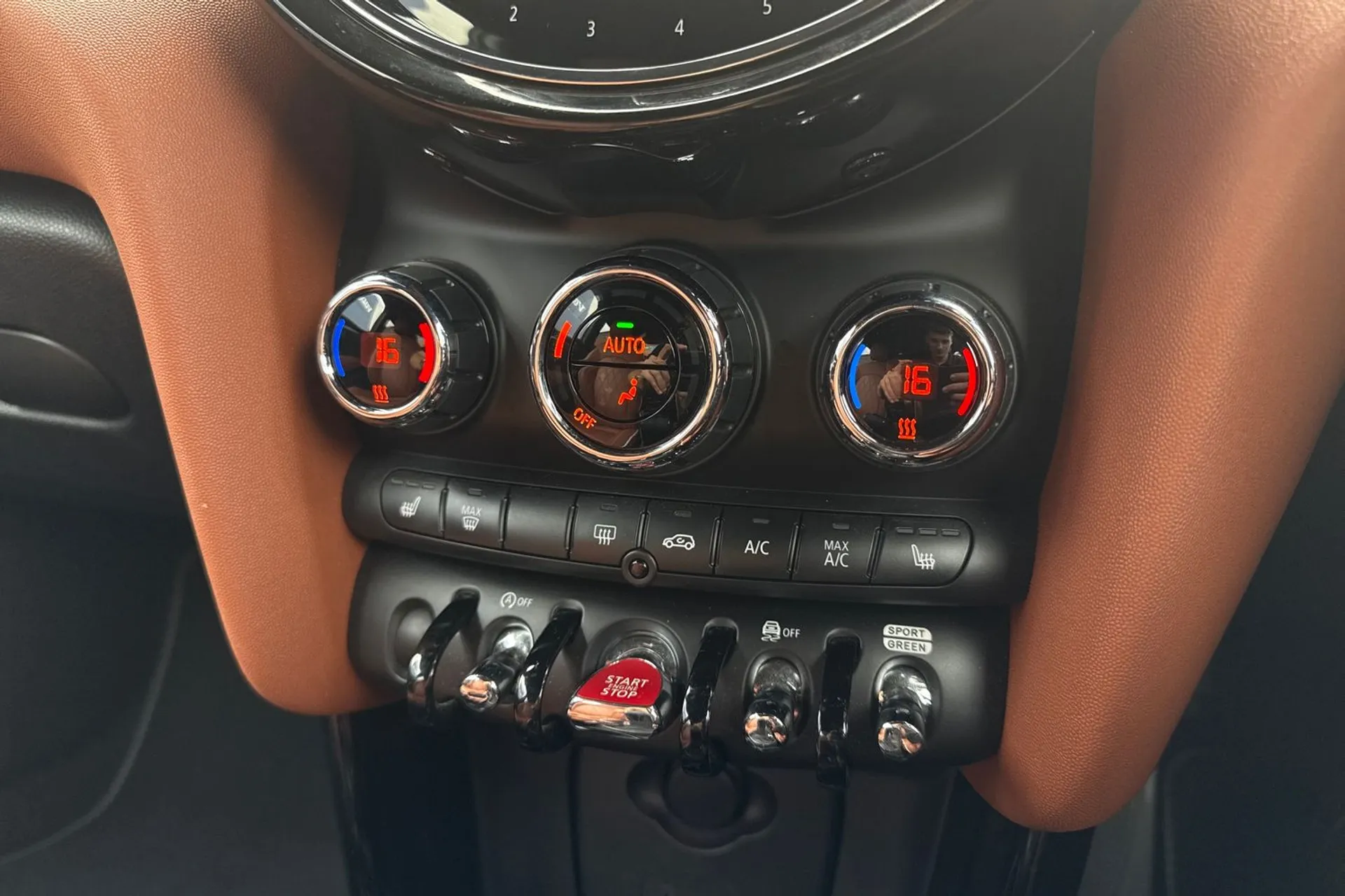 MINI HATCHBACK thumbnail image number 38
