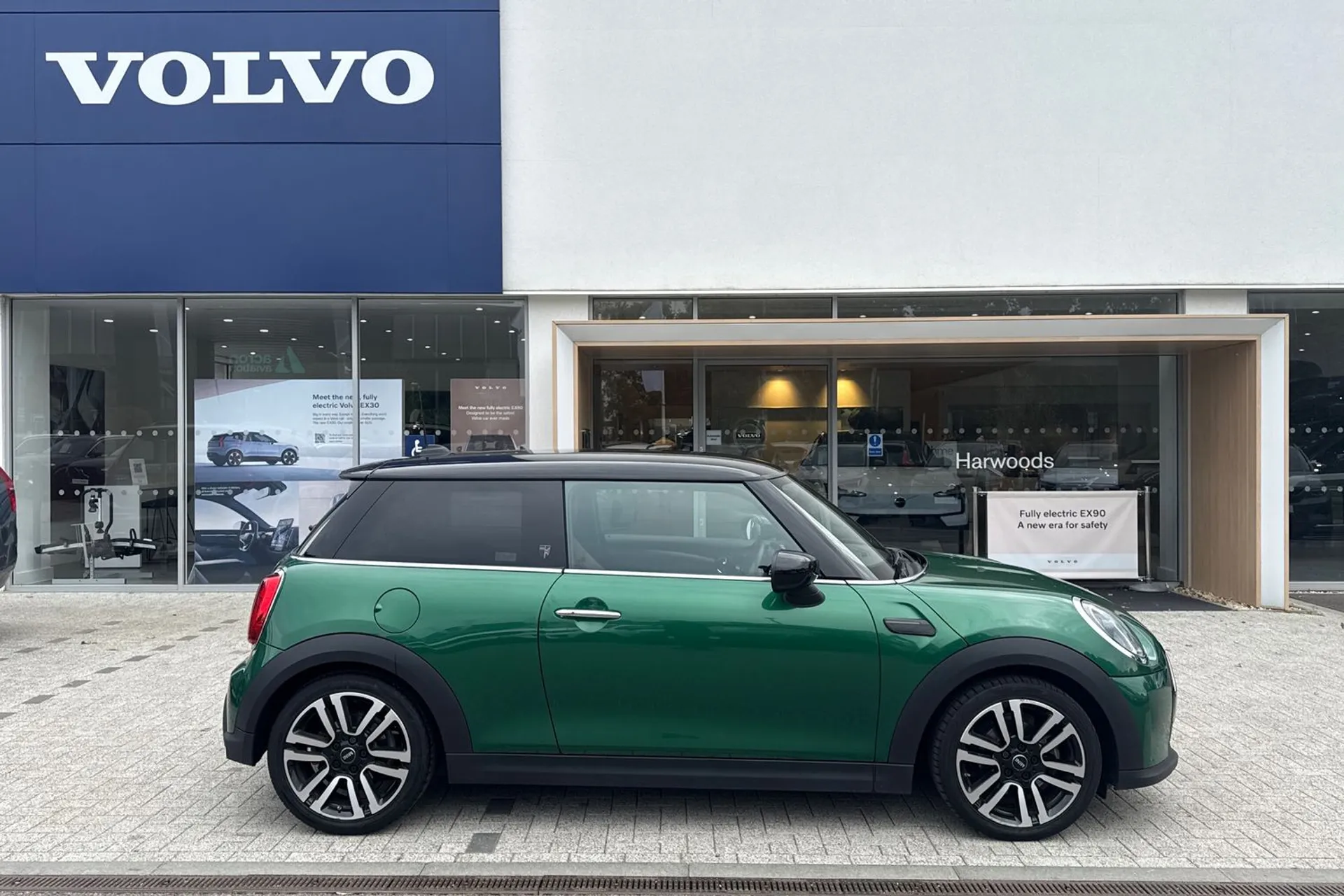 MINI HATCHBACK thumbnail image number 2