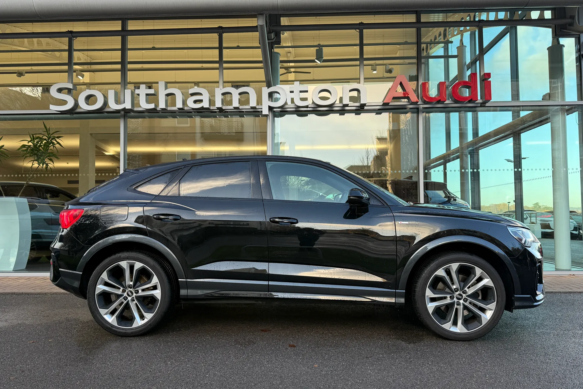 Audi Q3 thumbnail image number 2